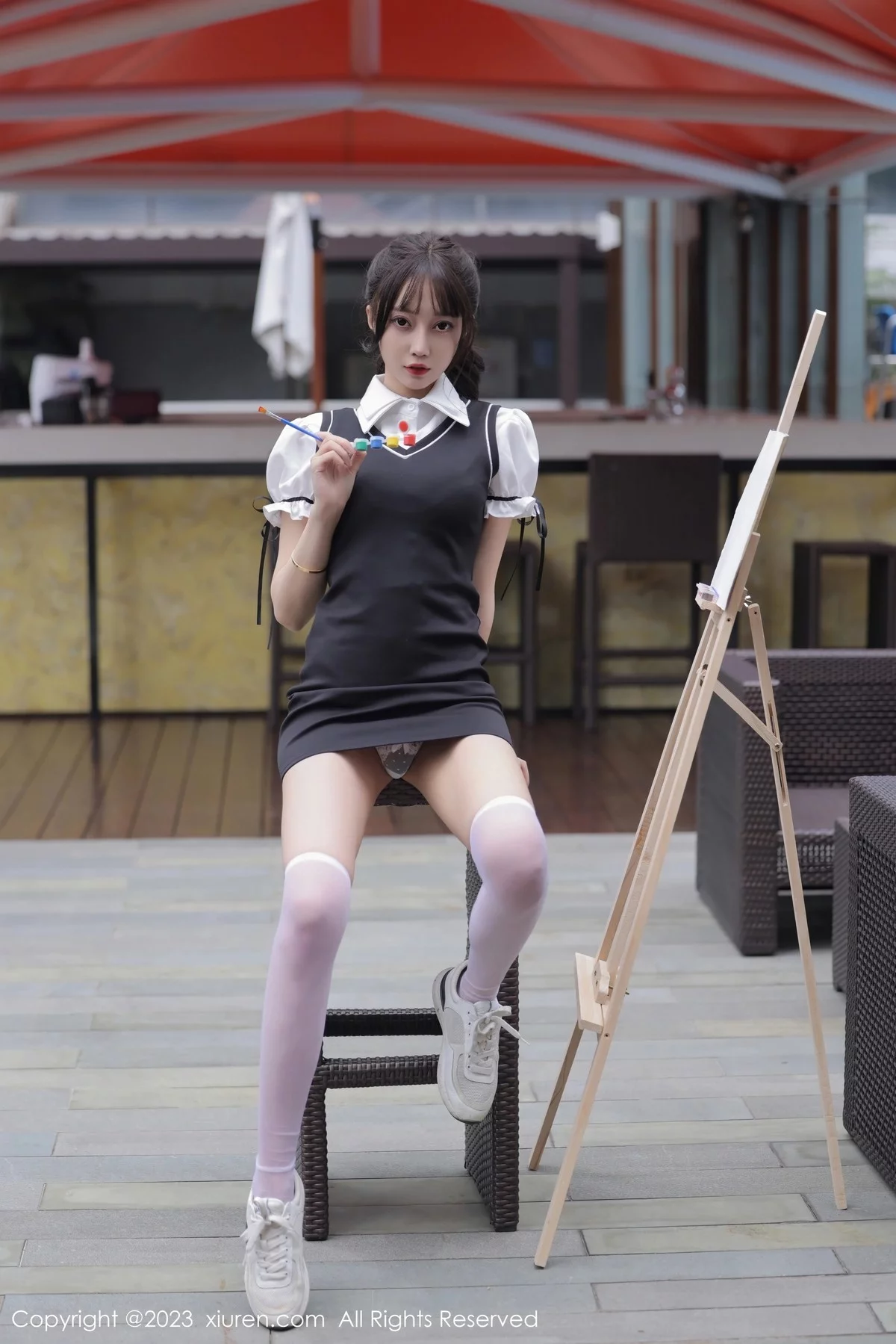 XiuRen第6889期_模特玥儿玥er脱性感白T露白色内衣配白丝袜秀曼妙身姿诱惑写真72P