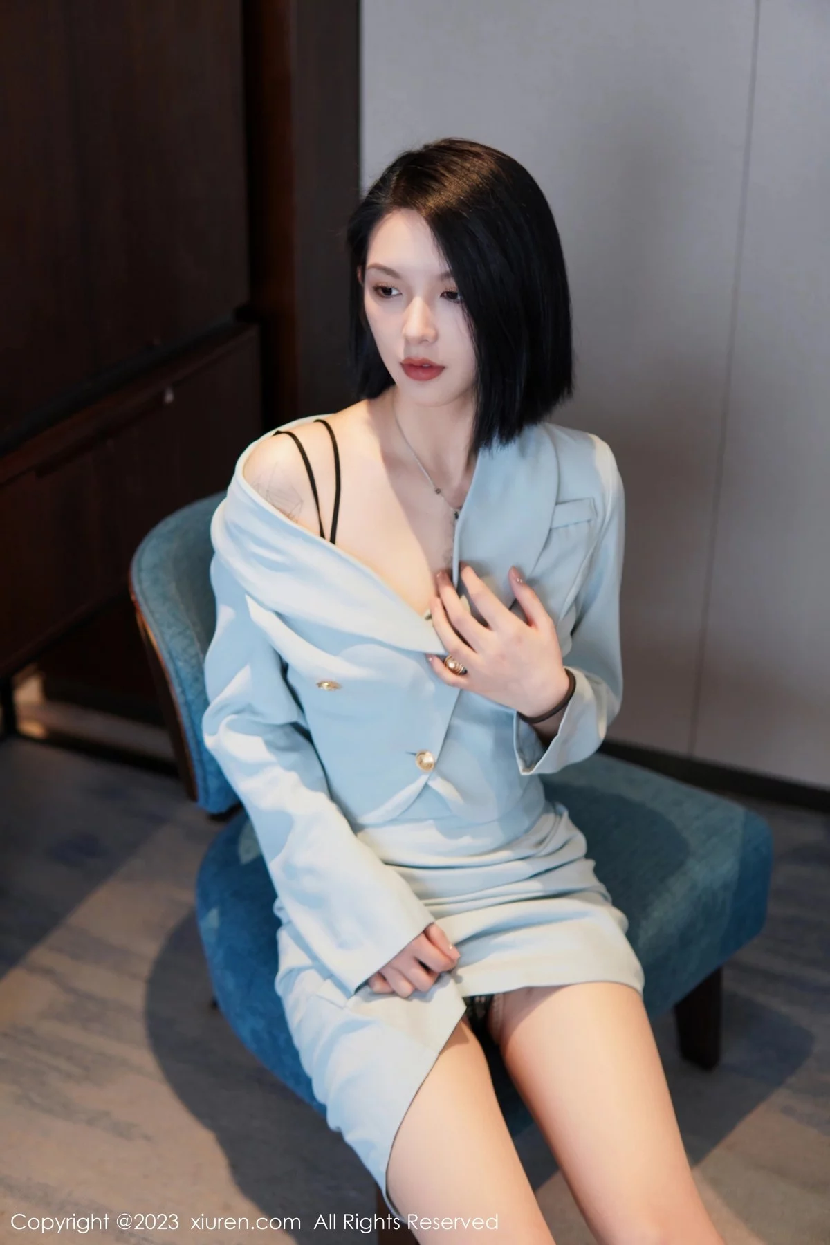XiuRen第6885期_模特乔一一性感淡蓝色Ol服饰露墨绿色内衣配原色丝袜诱惑写真74P