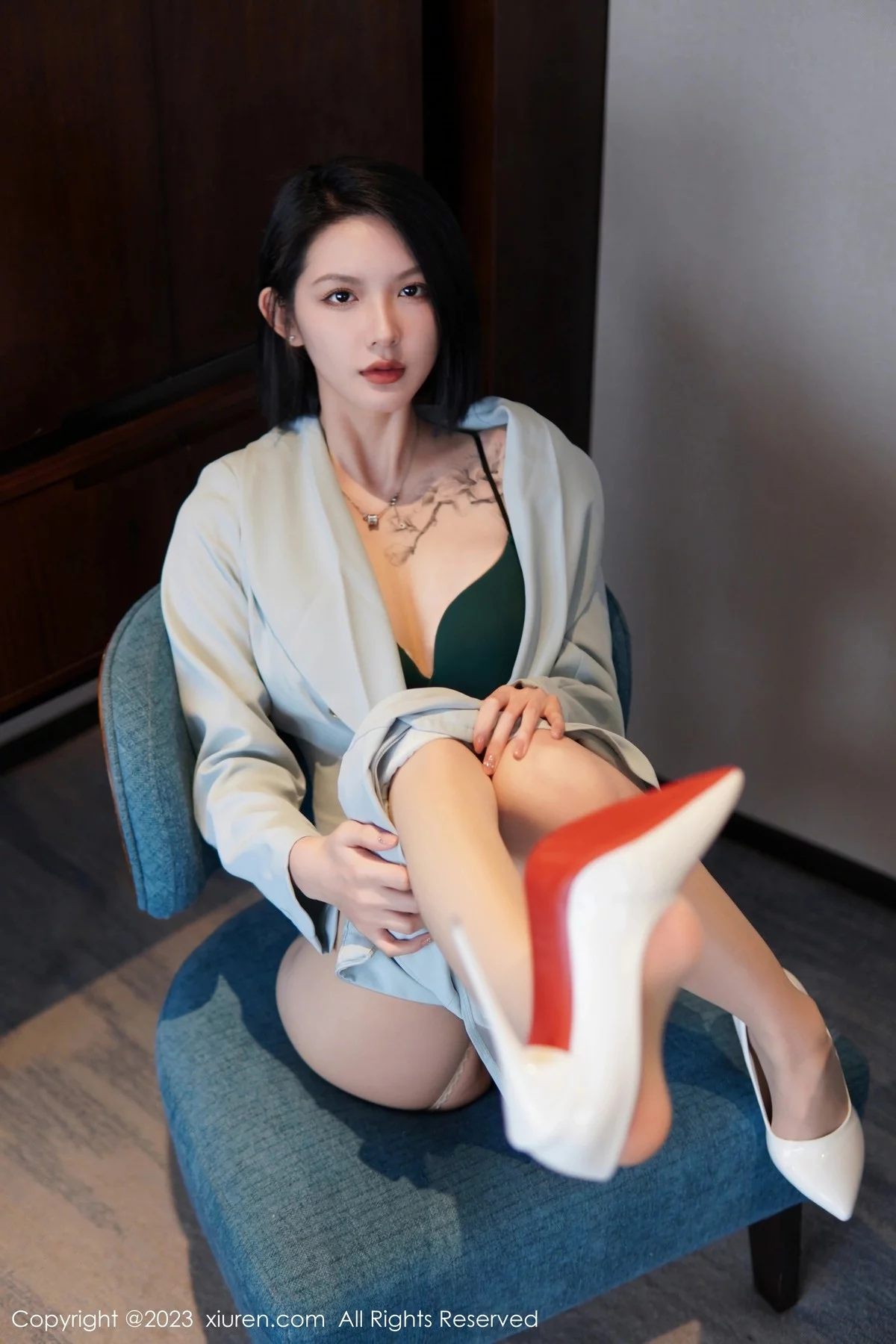 XiuRen第6885期_模特乔一一性感淡蓝色Ol服饰露墨绿色内衣配原色丝袜诱惑写真74P
