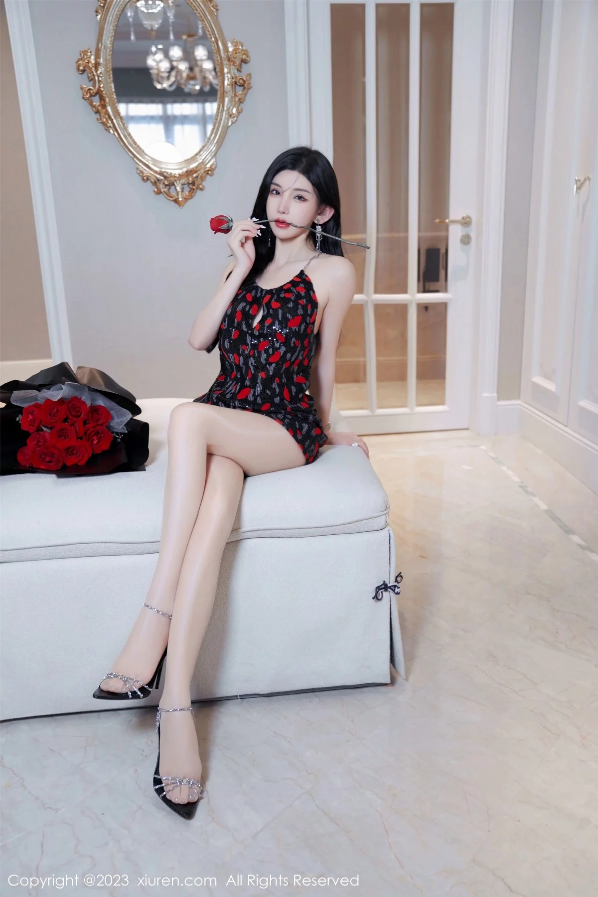 XiuRen第6894期_女神周于希Sally梦中情人主题浴缸里花瓣浴秀惹火身材诱惑写真82P