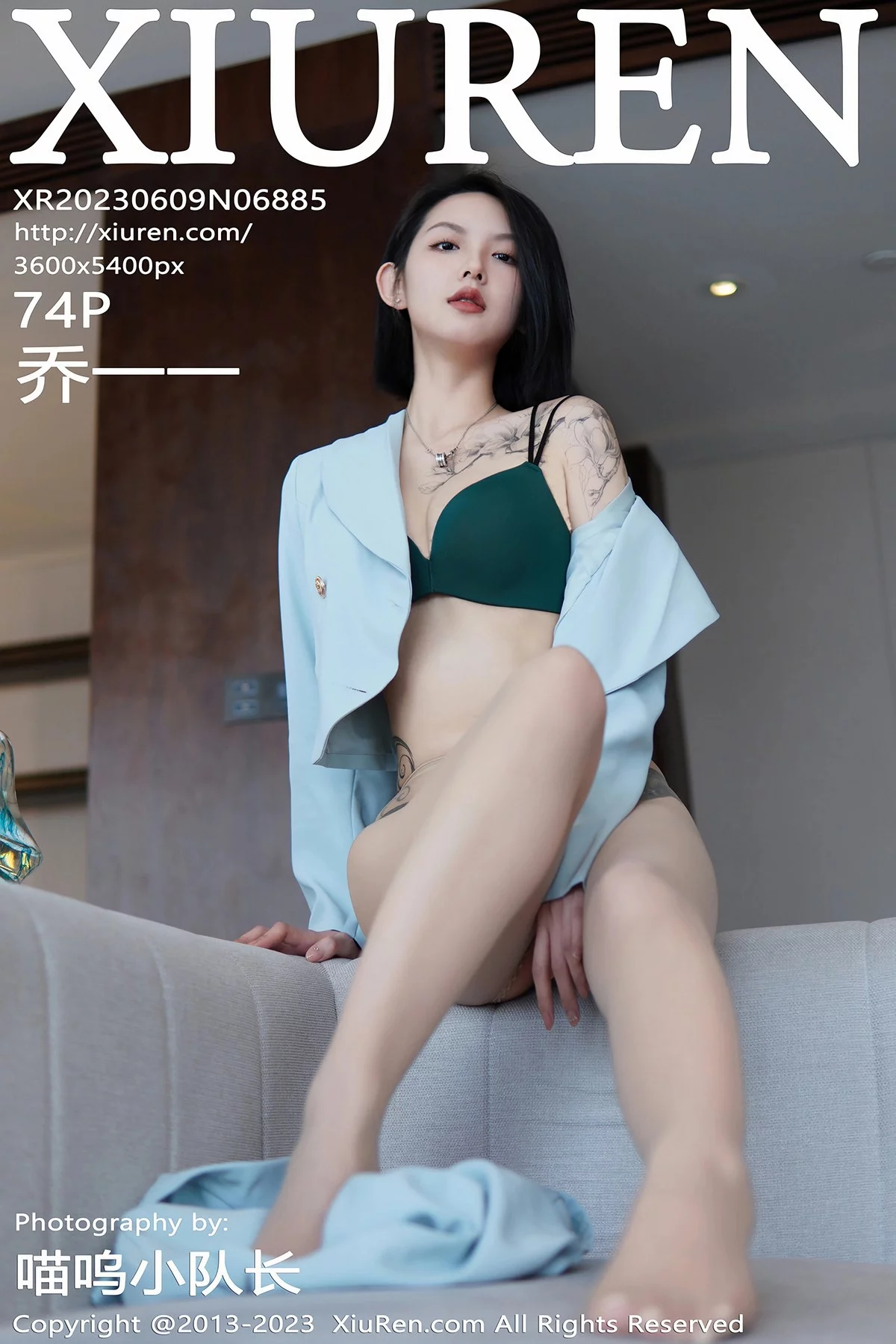 XiuRen第6885期_模特乔一一性感淡蓝色Ol服饰露墨绿色内衣配原色丝袜诱惑写真74P