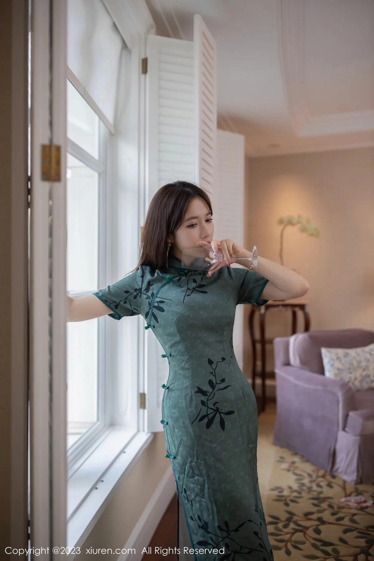 XiuRen第6893期_模特鱼子酱Fish脱墨绿色长旗袍露性感内衣秀完美身材诱惑写真81P