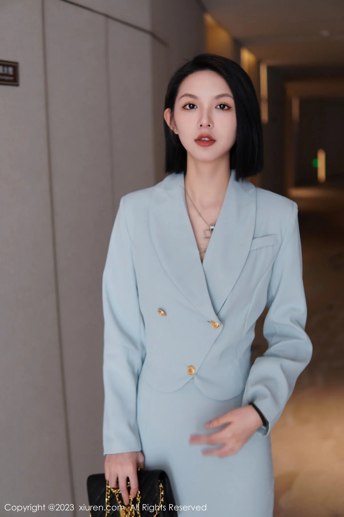 XiuRen第6885期_模特乔一一性感淡蓝色Ol服饰露墨绿色内衣配原色丝袜诱惑写真74P