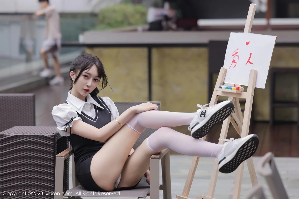 XiuRen第6889期_模特玥儿玥er脱性感白T露白色内衣配白丝袜秀曼妙身姿诱惑写真72P