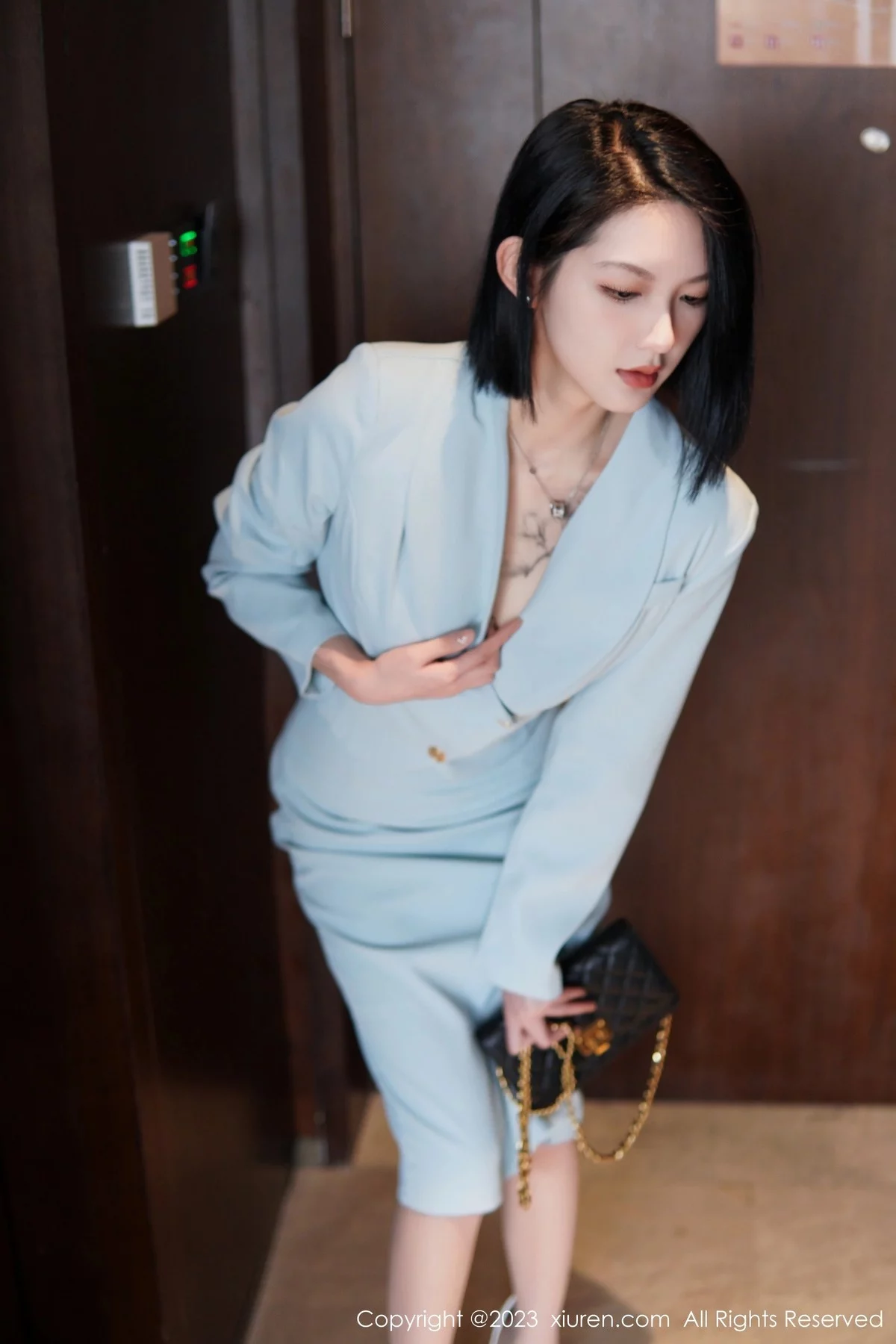 XiuRen第6885期_模特乔一一性感淡蓝色Ol服饰露墨绿色内衣配原色丝袜诱惑写真74P