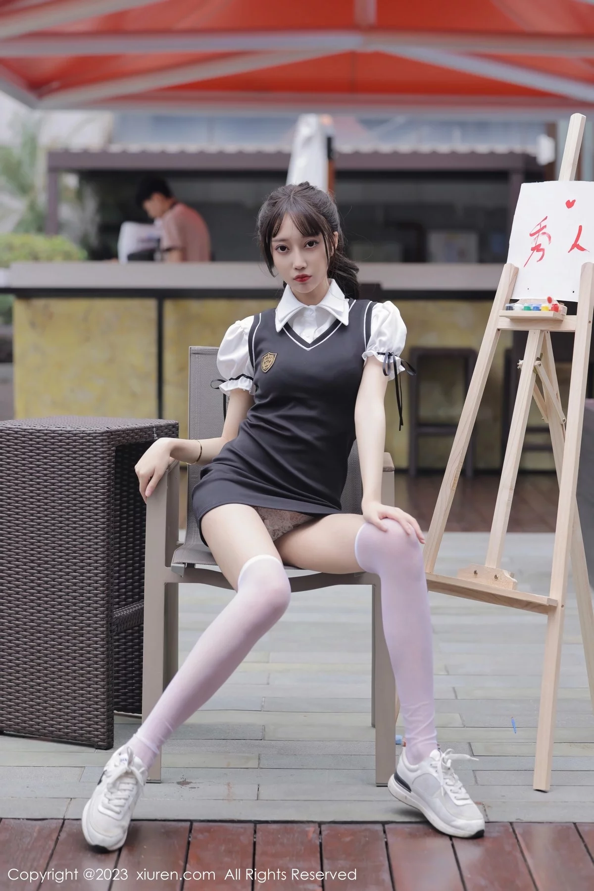 XiuRen第6889期_模特玥儿玥er脱性感白T露白色内衣配白丝袜秀曼妙身姿诱惑写真72P