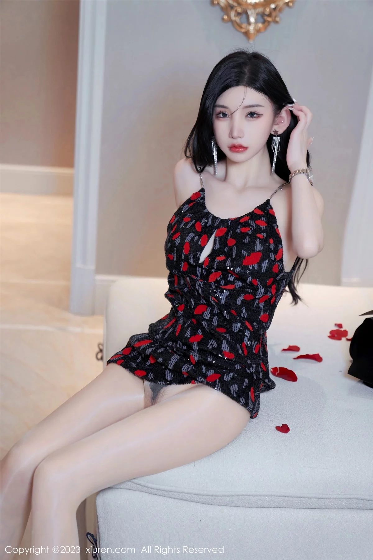 XiuRen第6894期_女神周于希Sally梦中情人主题浴缸里花瓣浴秀惹火身材诱惑写真82P