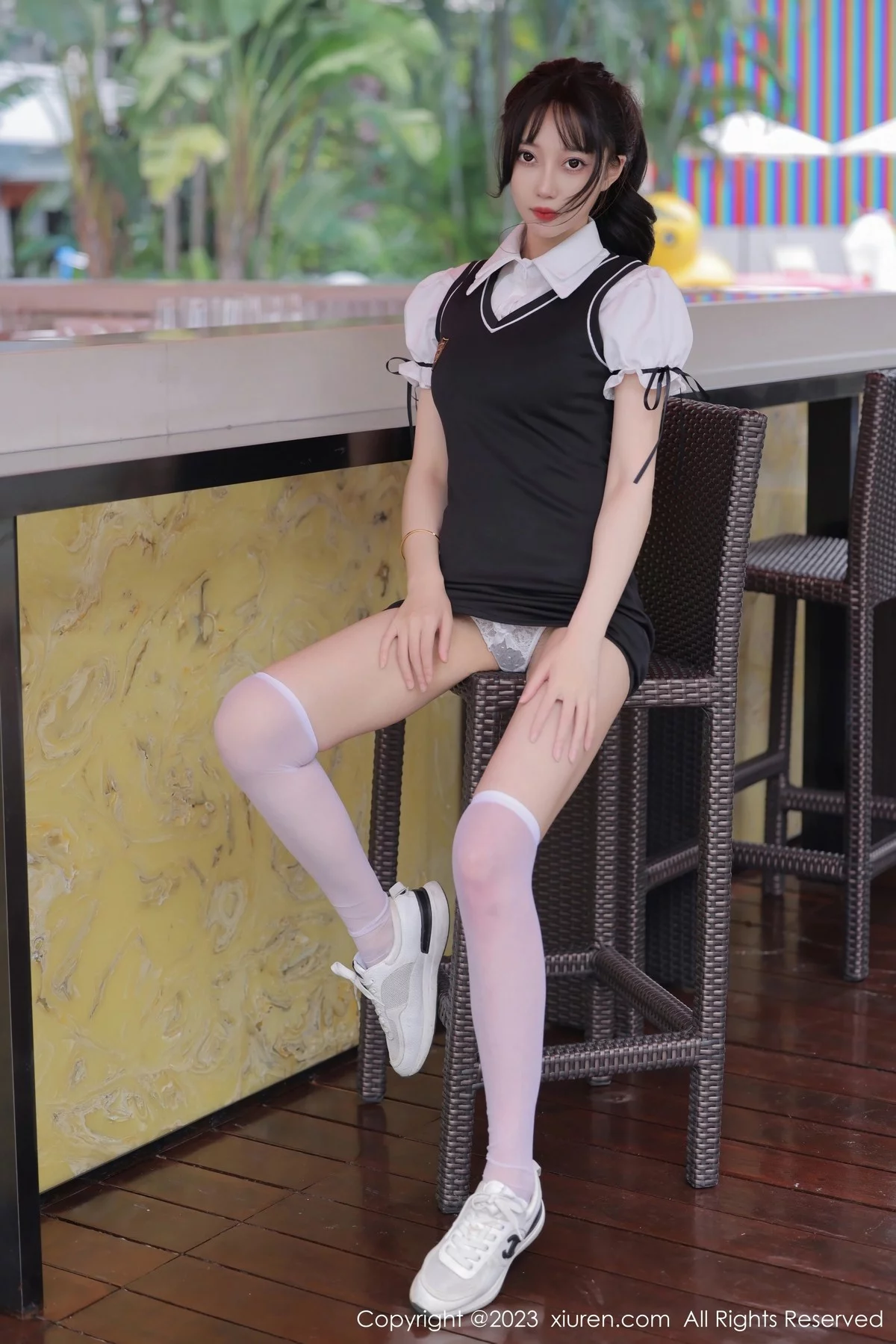 XiuRen第6889期_模特玥儿玥er脱性感白T露白色内衣配白丝袜秀曼妙身姿诱惑写真72P