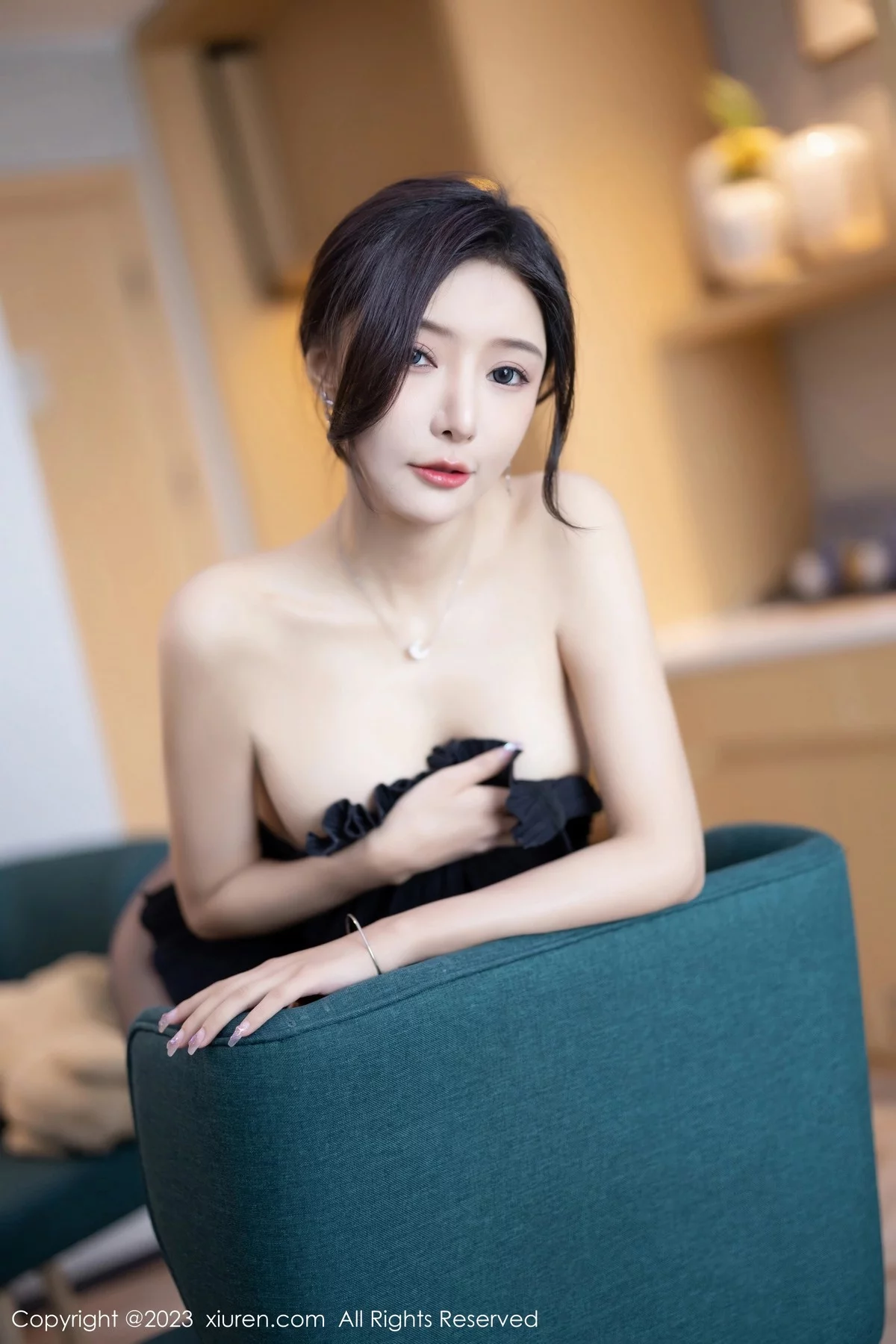 XiuRen第6891期_女神王馨瑶yanni脱黑色短裙露超薄无内黑丝秀火辣身材诱惑写真83P