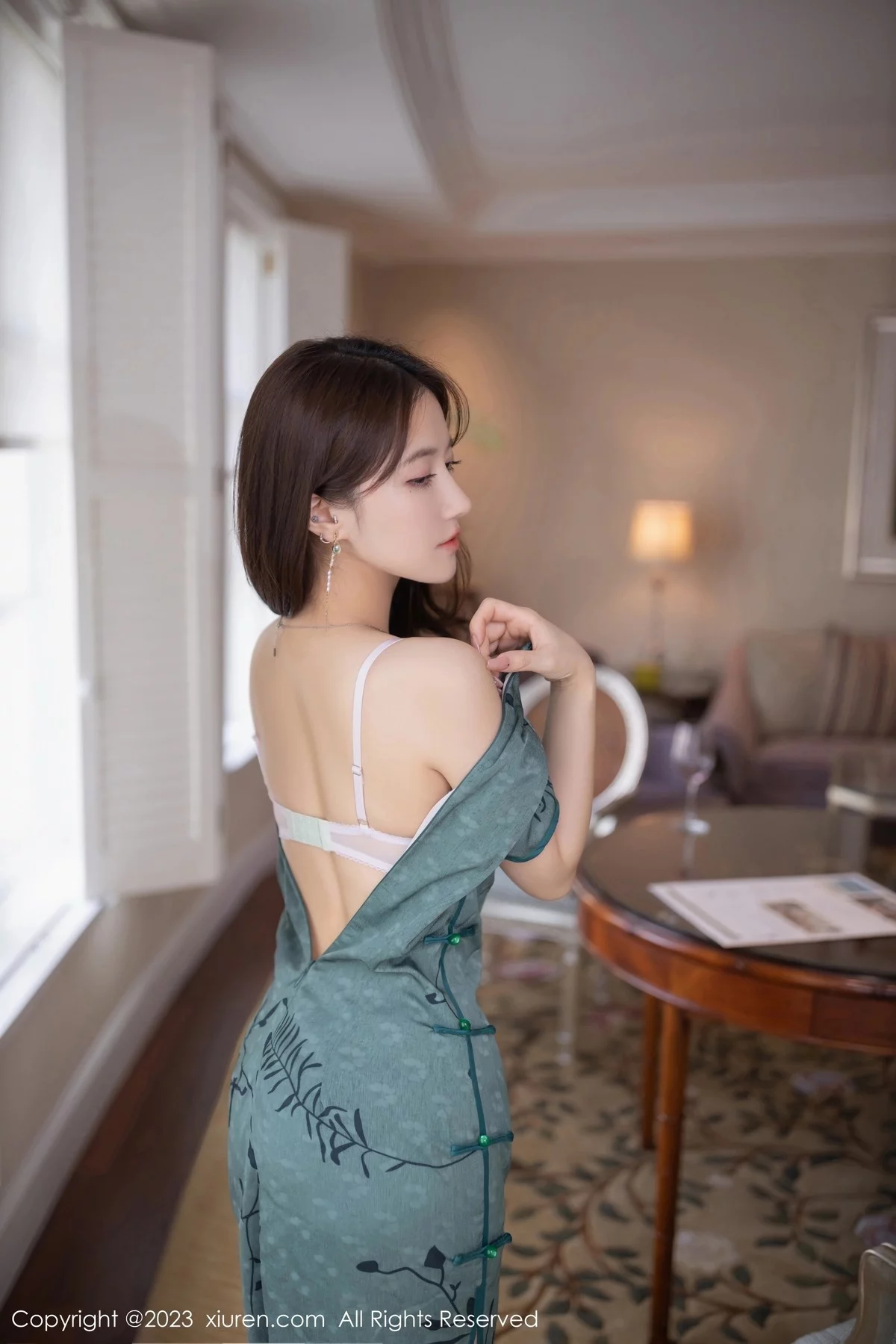 XiuRen第6893期_模特鱼子酱Fish脱墨绿色长旗袍露性感内衣秀完美身材诱惑写真81P