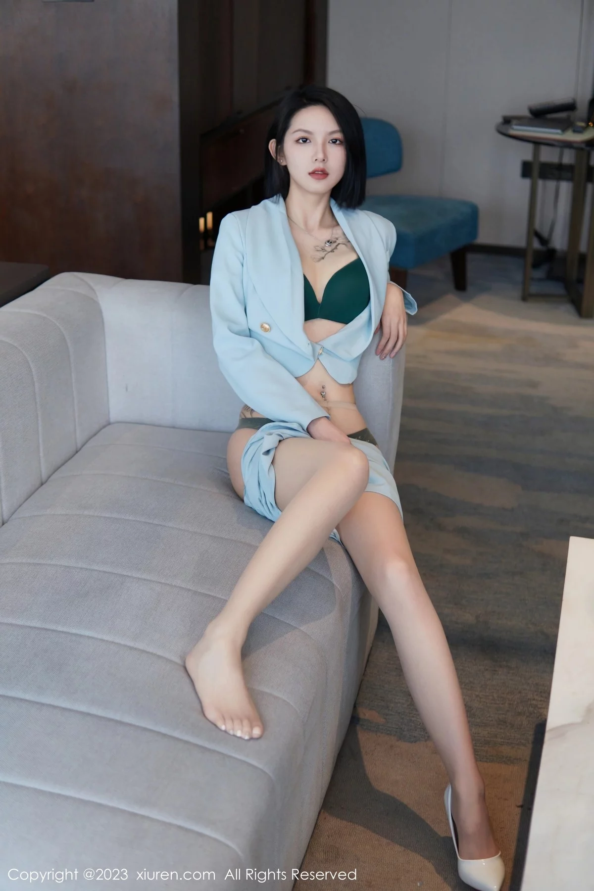 XiuRen第6885期_模特乔一一性感淡蓝色Ol服饰露墨绿色内衣配原色丝袜诱惑写真74P