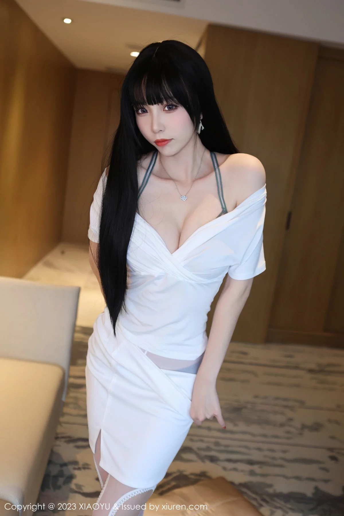 XiuRen第6897期_模特江七七性感白上衣露墨绿蕾丝内衣配白丝裤袜迷人诱惑写真80P