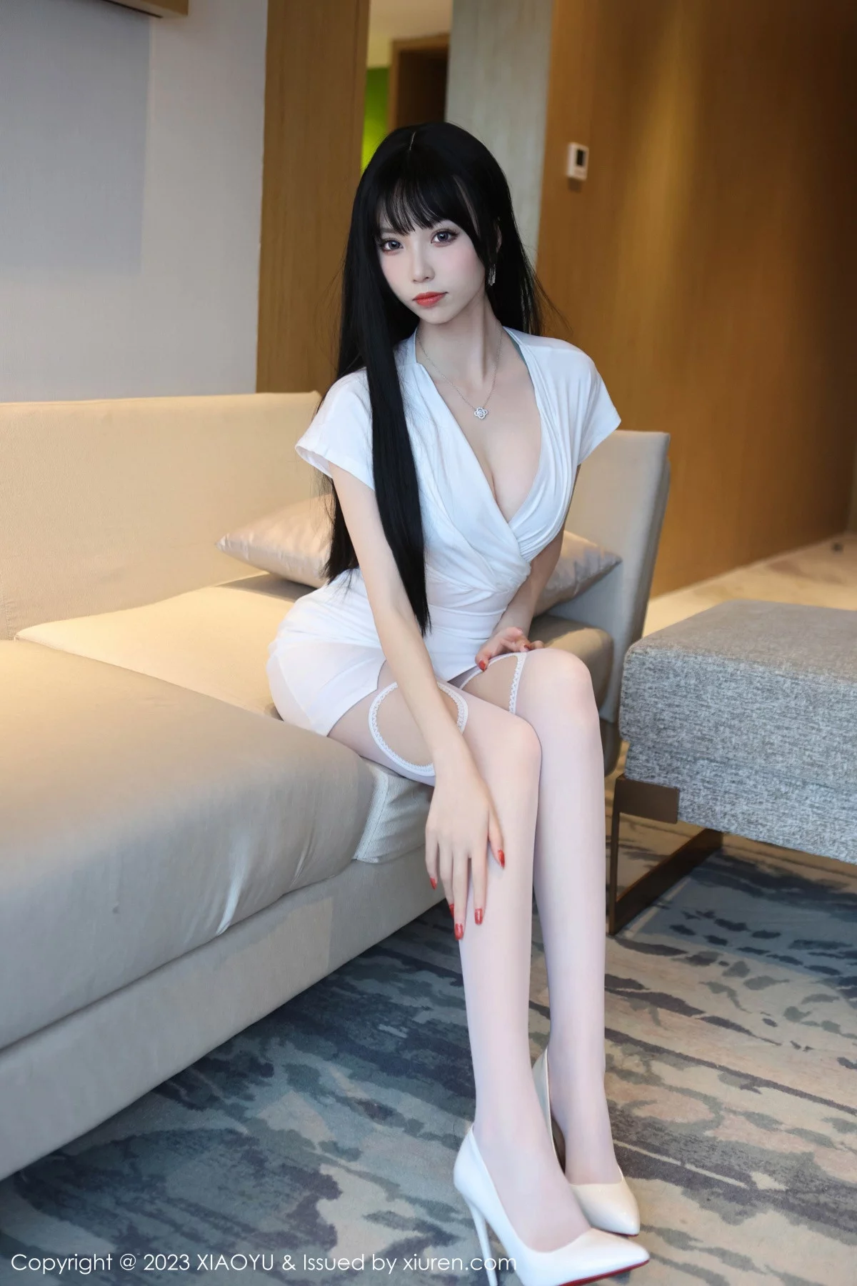 XiuRen第6897期_模特江七七性感白上衣露墨绿蕾丝内衣配白丝裤袜迷人诱惑写真80P