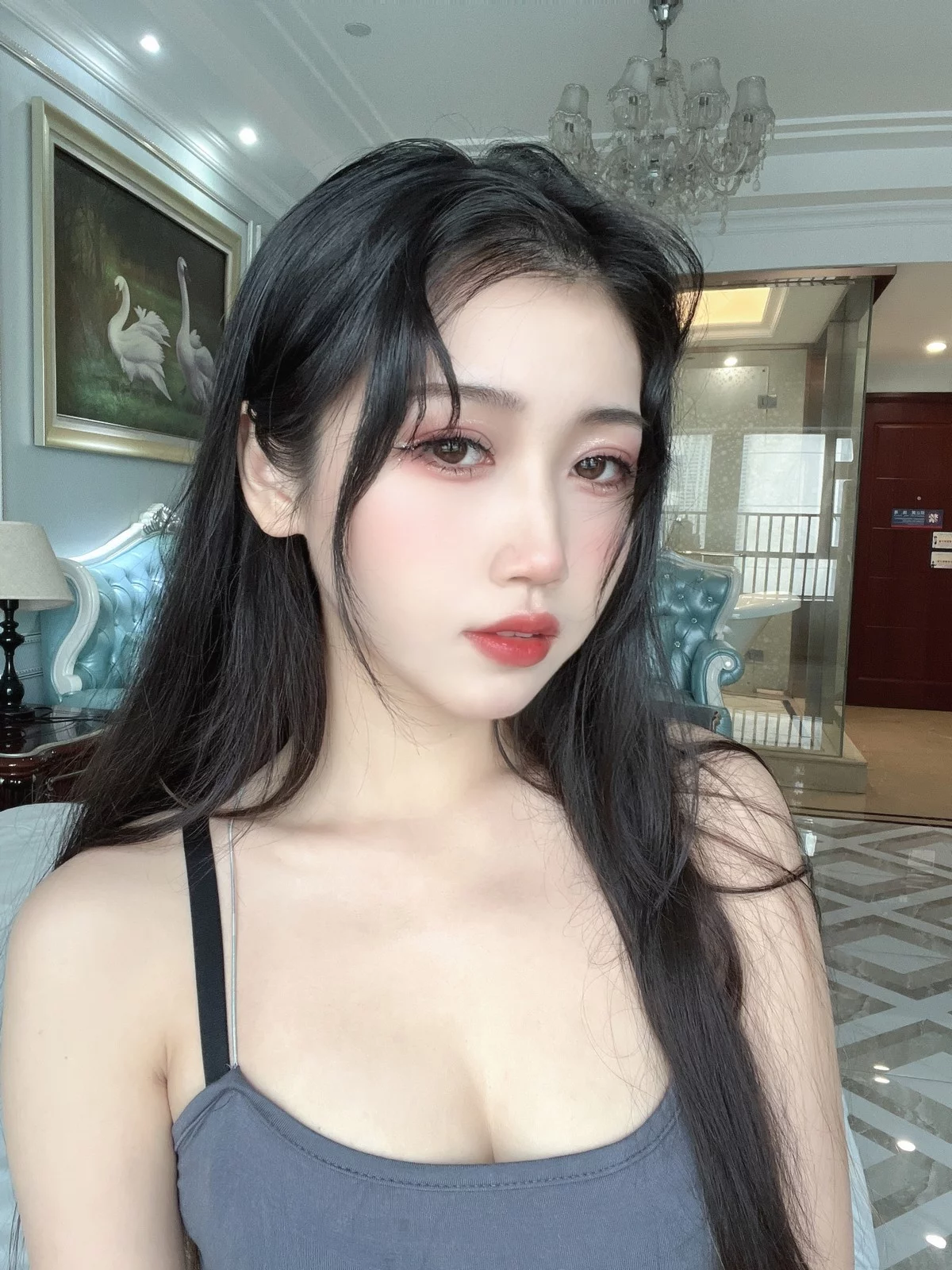 人气Coser不呆猫灰丝御姐主题性感灰色吊带长裙配超薄灰丝秀完美身材诱惑写真40P