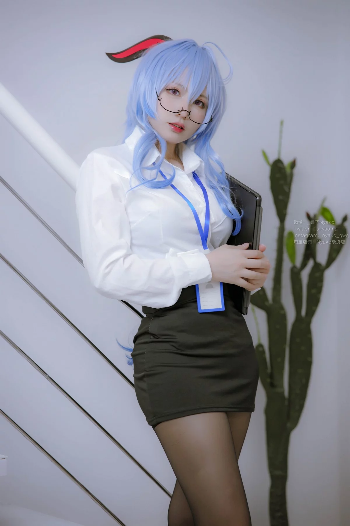 网络美女Nyako喵子原神甘雨OL主题性感白T配黑短裙露破烂黑丝撩人诱惑写真79P