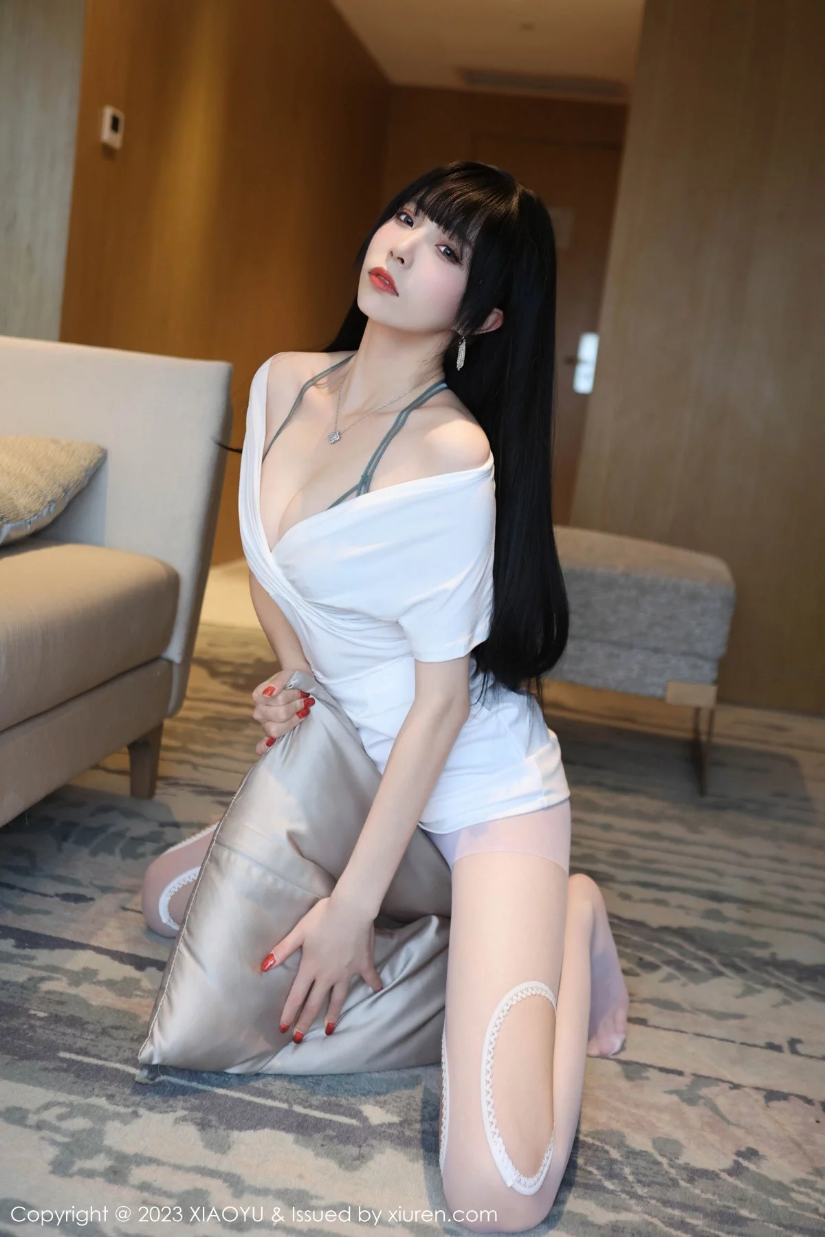 XiuRen第6897期_模特江七七性感白上衣露墨绿蕾丝内衣配白丝裤袜迷人诱惑写真80P