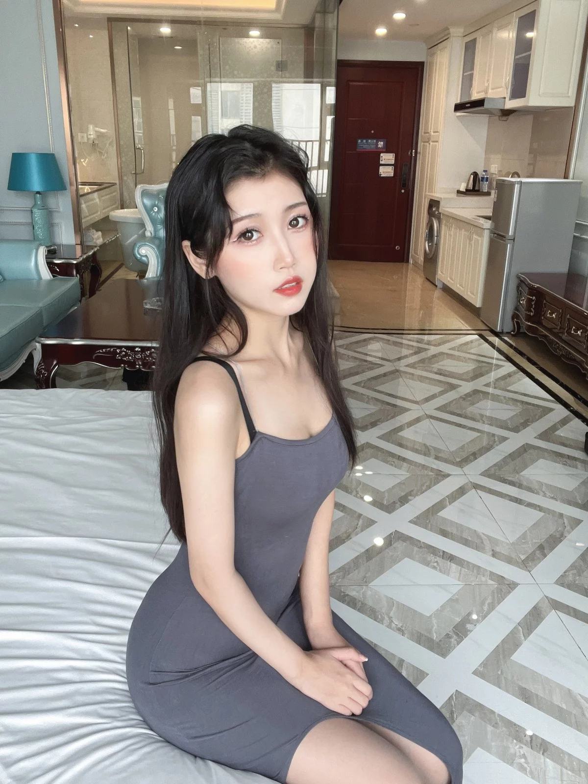 人气Coser不呆猫灰丝御姐主题性感灰色吊带长裙配超薄灰丝秀完美身材诱惑写真40P