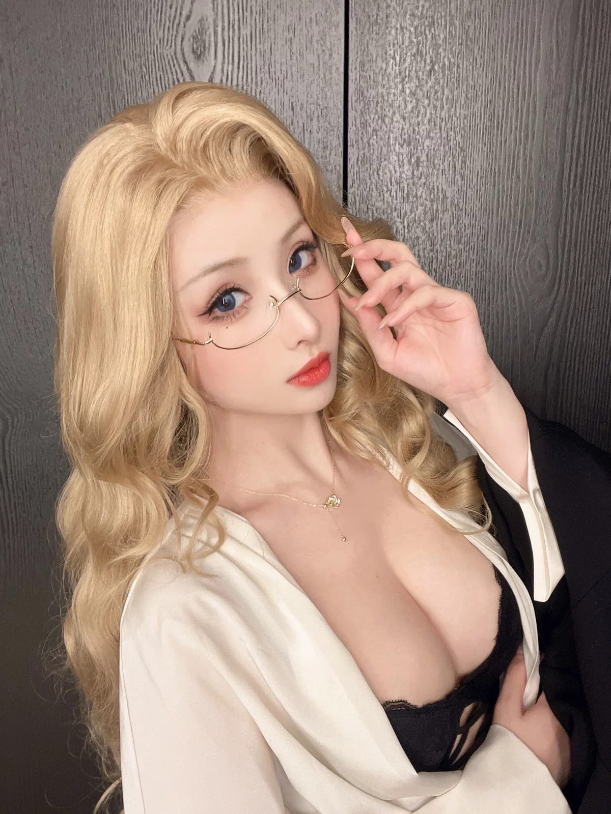 网络美女rioko凉凉子女总裁主题性感白衬衫配超薄黑丝露黑色蕾丝内衣诱惑写真55P