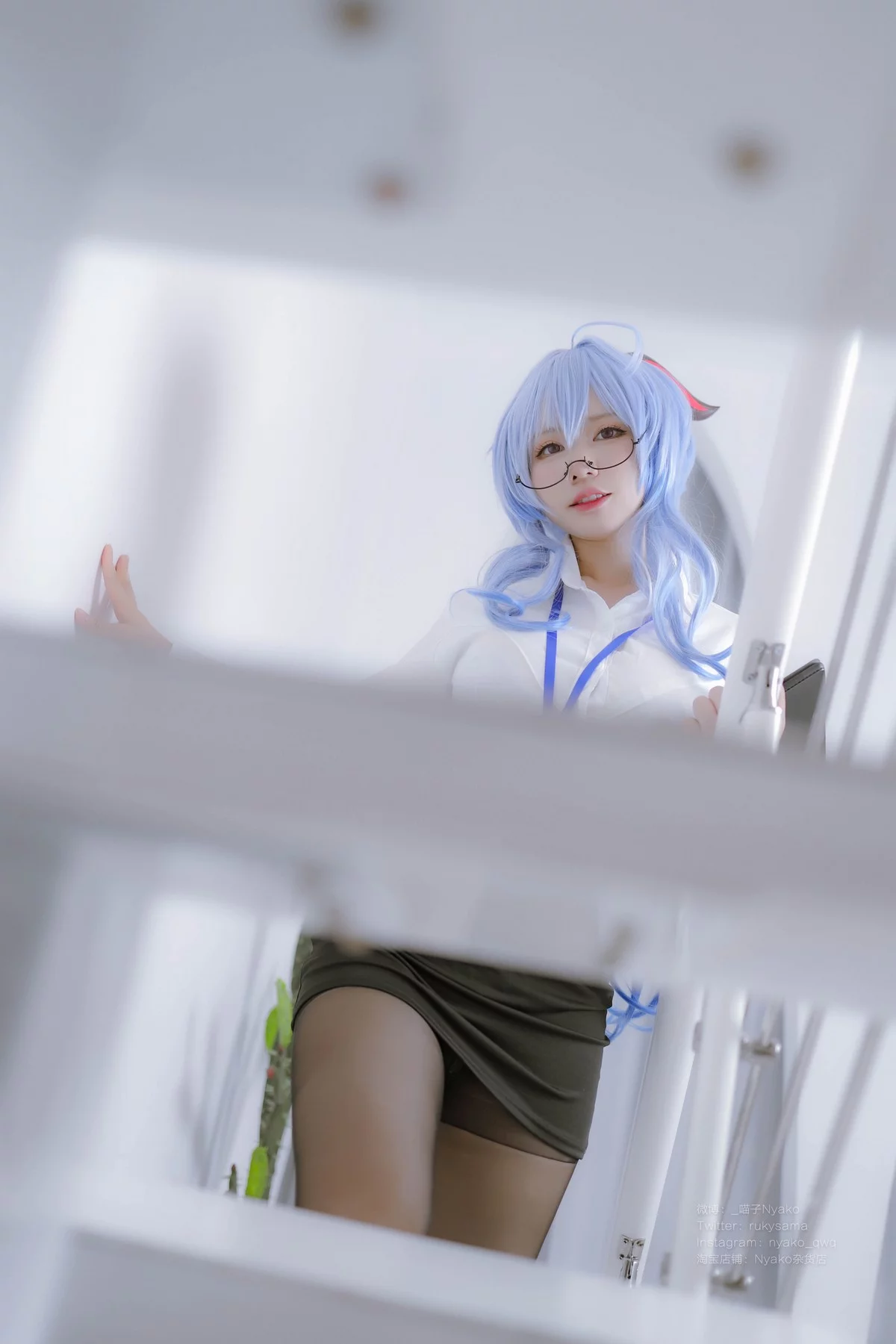 网络美女Nyako喵子原神甘雨OL主题性感白T配黑短裙露破烂黑丝撩人诱惑写真79P