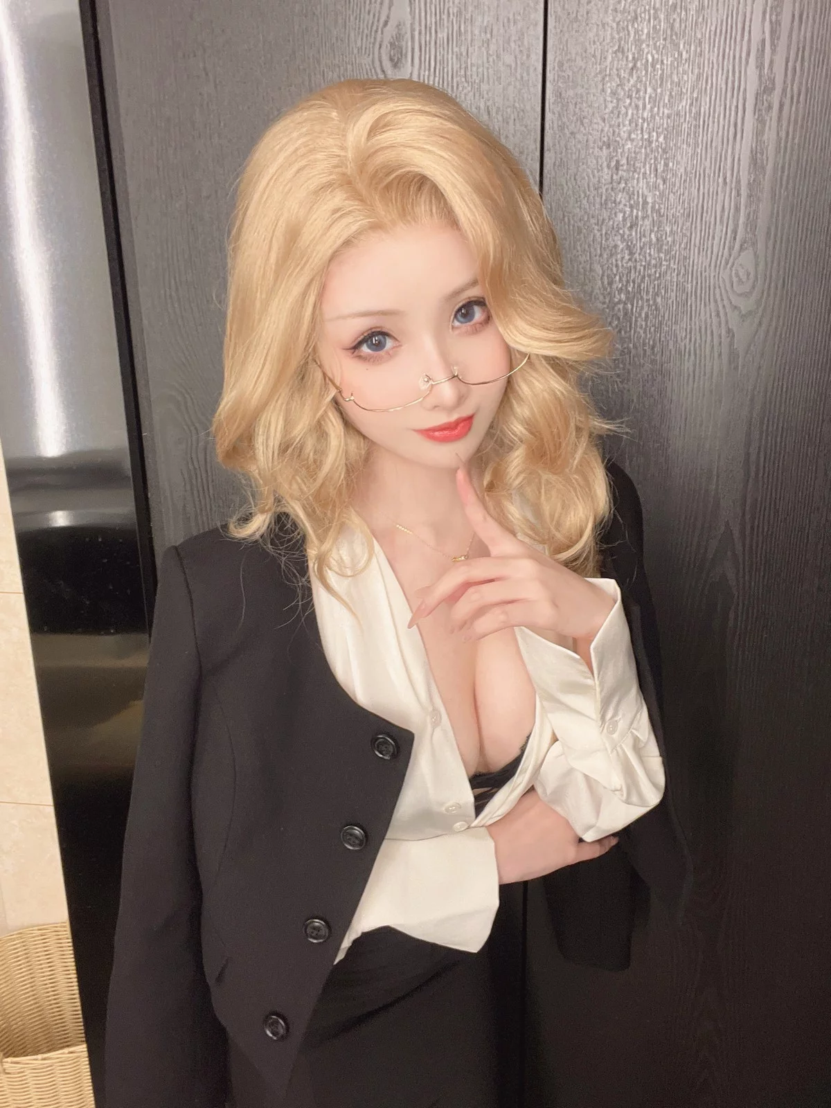 网络美女rioko凉凉子女总裁主题性感白衬衫配超薄黑丝露黑色蕾丝内衣诱惑写真55P
