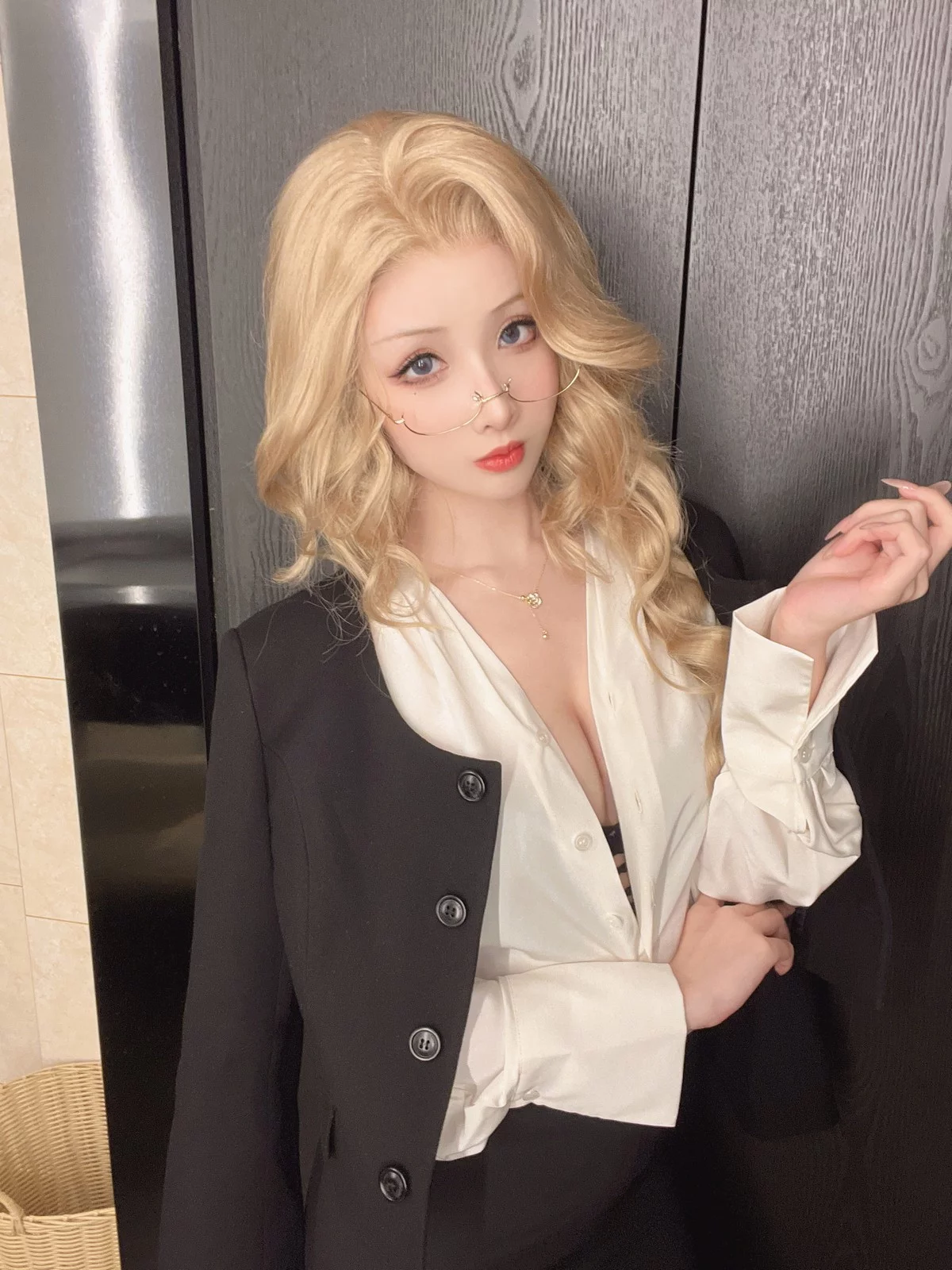 网络美女rioko凉凉子女总裁主题性感白衬衫配超薄黑丝露黑色蕾丝内衣诱惑写真55P