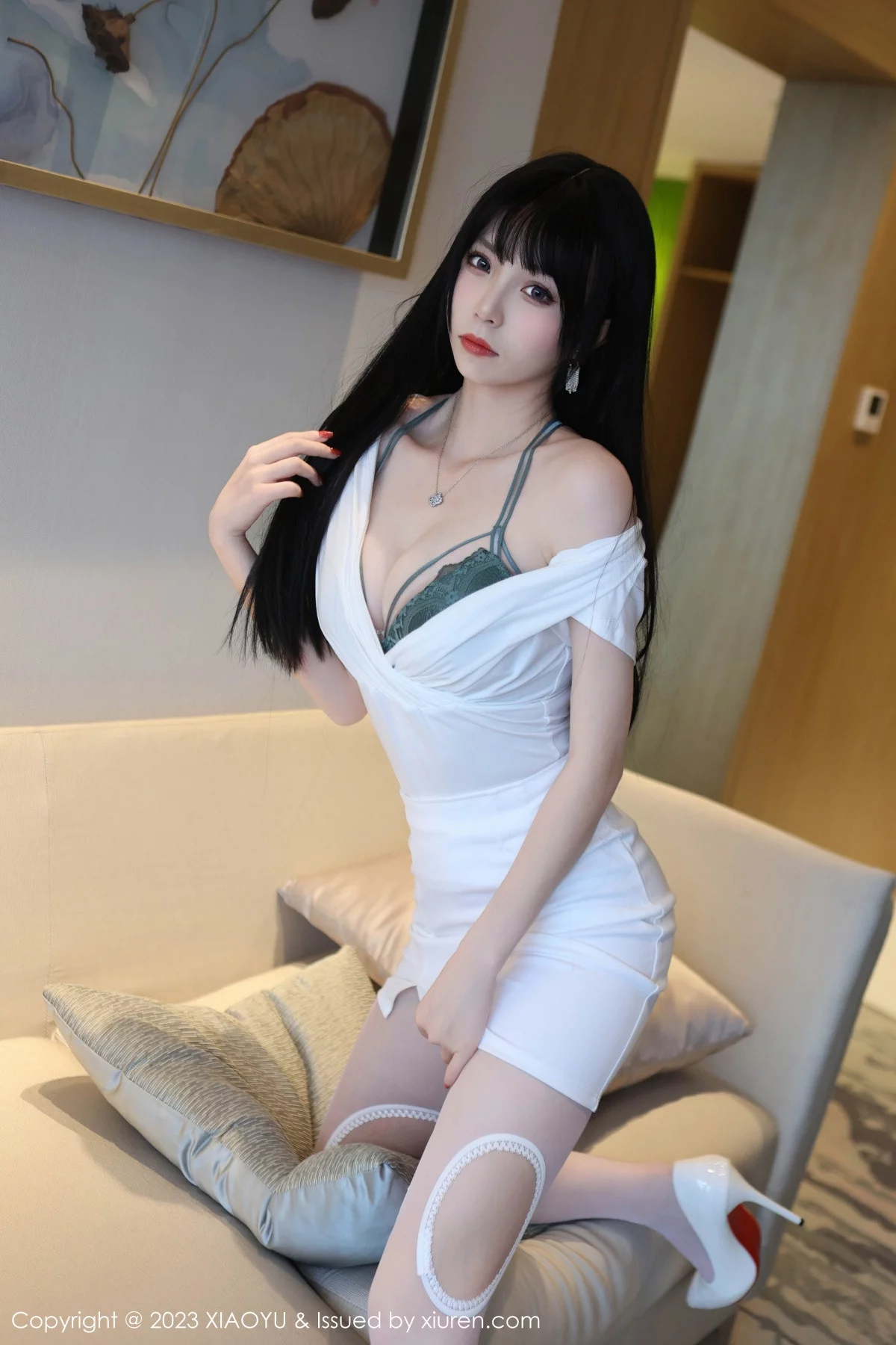XiuRen第6897期_模特江七七性感白上衣露墨绿蕾丝内衣配白丝裤袜迷人诱惑写真80P
