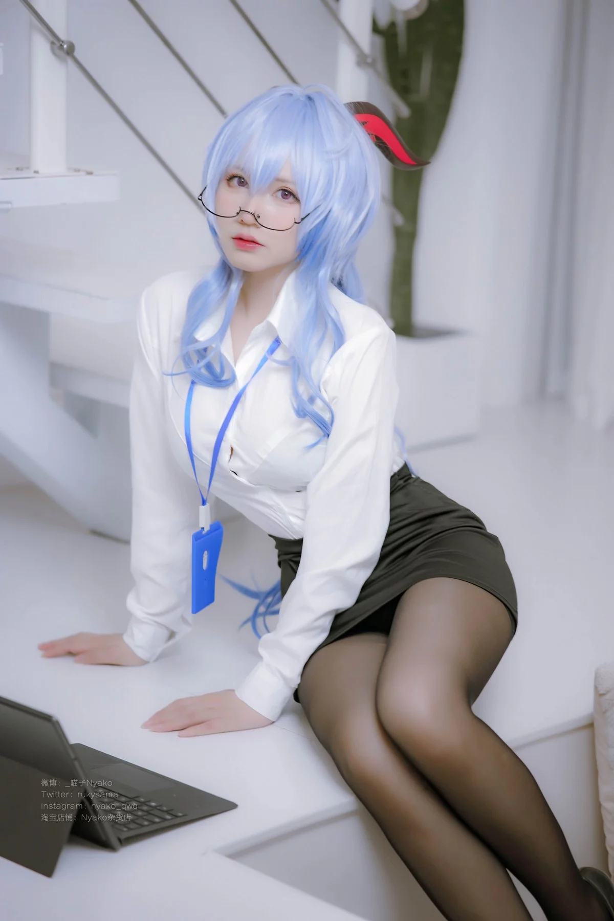 网络美女Nyako喵子原神甘雨OL主题性感白T配黑短裙露破烂黑丝撩人诱惑写真79P