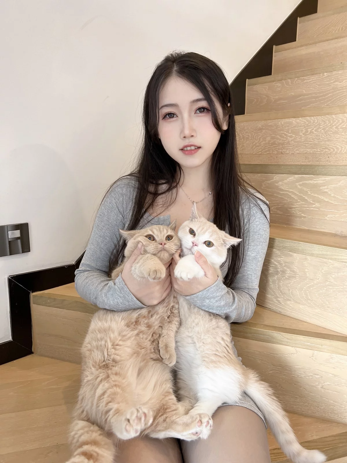 人气Coser不呆猫居家猫猫女友主题灰色连衣短裙配灰色丝袜秀曼妙身姿诱惑写真59P