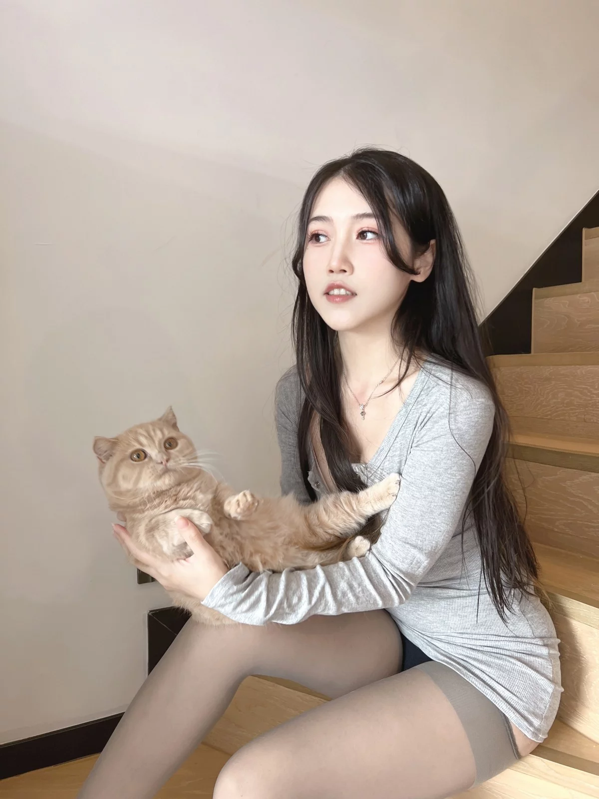 人气Coser不呆猫居家猫猫女友主题灰色连衣短裙配灰色丝袜秀曼妙身姿诱惑写真59P