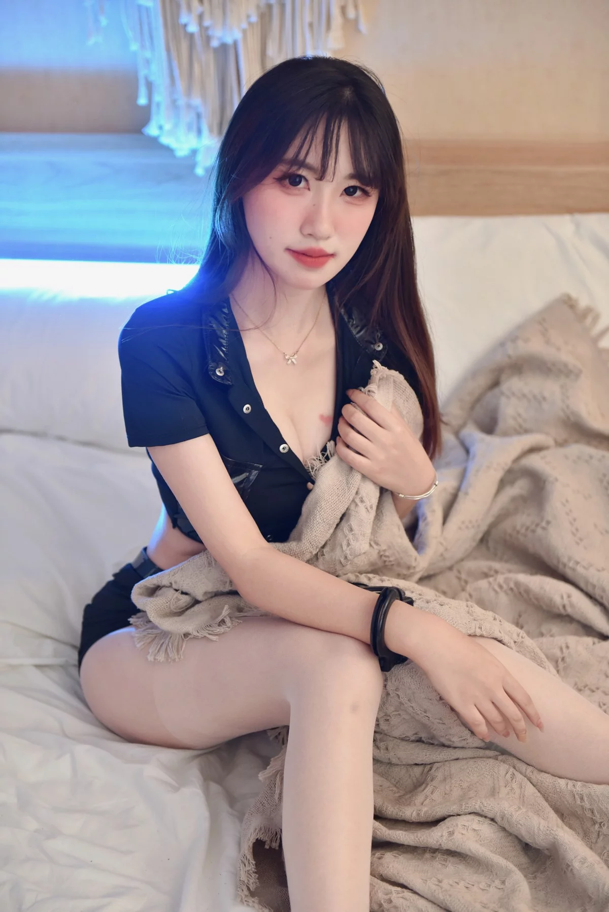 B站主播青稞芋泥陶可爱性感女警主题性感白T配超薄黑丝+女警制服完美诱惑写真58P