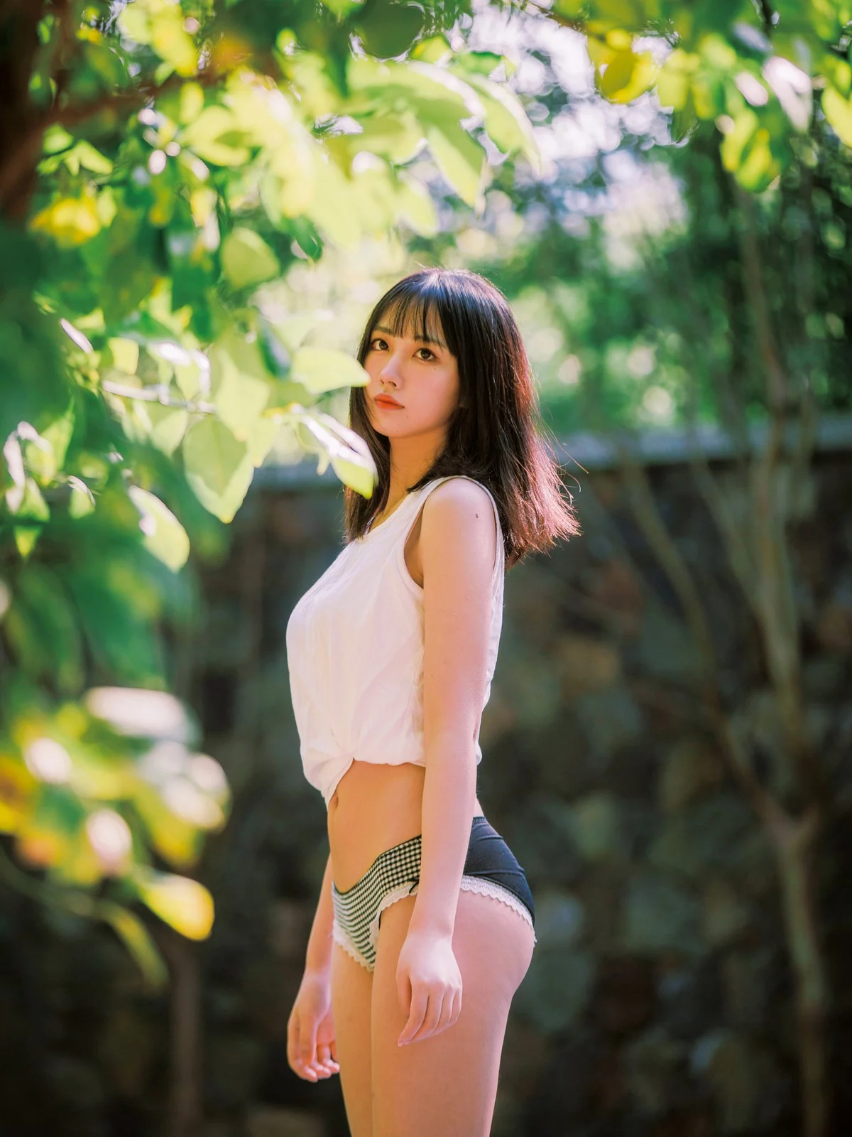 次元少女念雪ww夏日微风主题户外白色背心配性感内裤秀曼妙身姿迷人写真50P