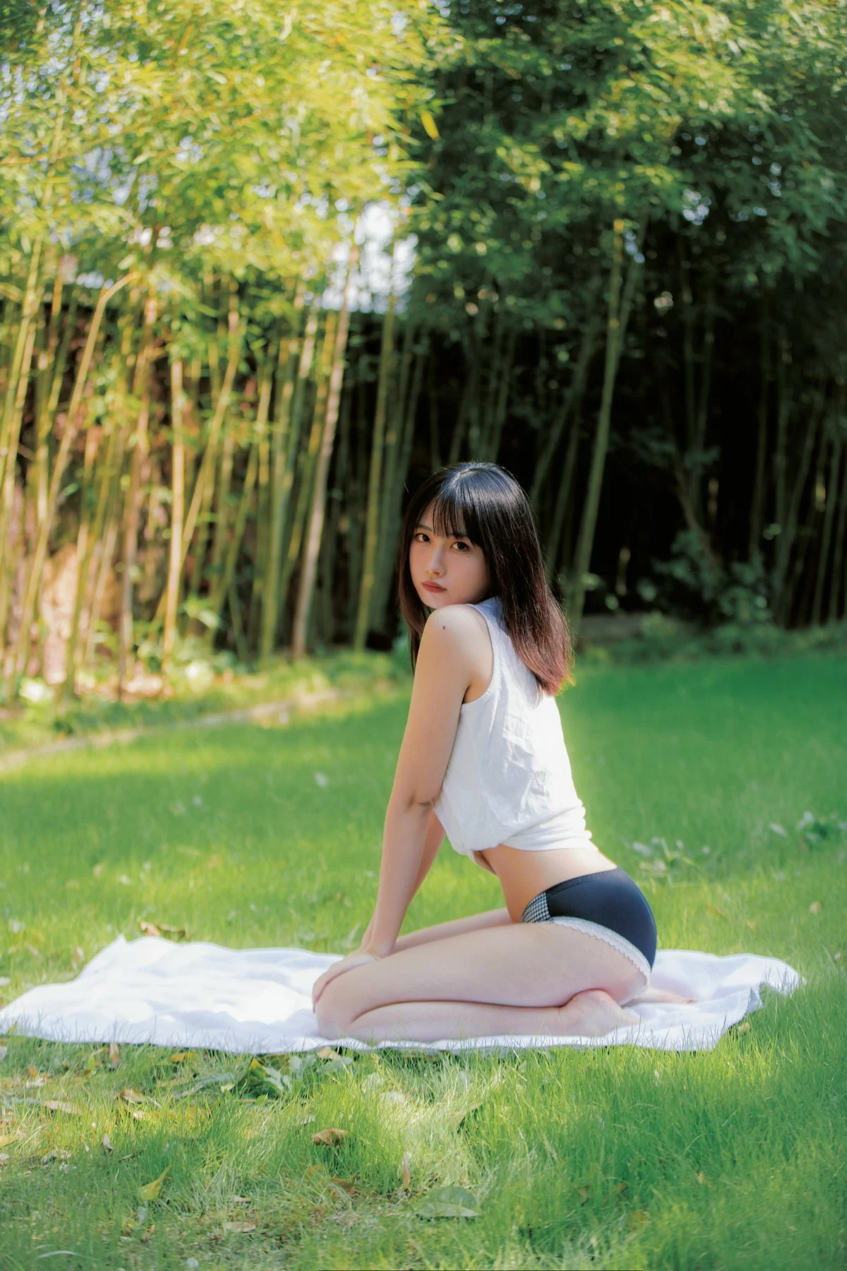 次元少女念雪ww夏日微风主题户外白色背心配性感内裤秀曼妙身姿迷人写真50P