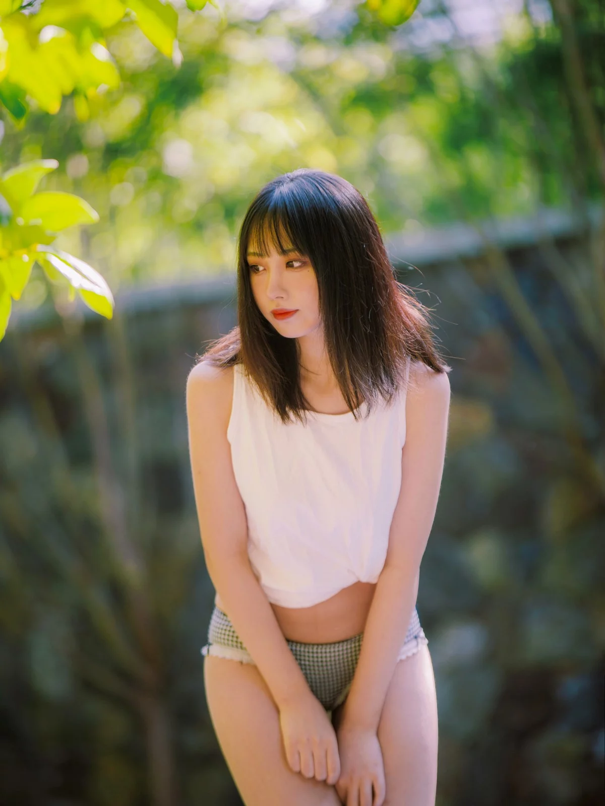 次元少女念雪ww夏日微风主题户外白色背心配性感内裤秀曼妙身姿迷人写真50P