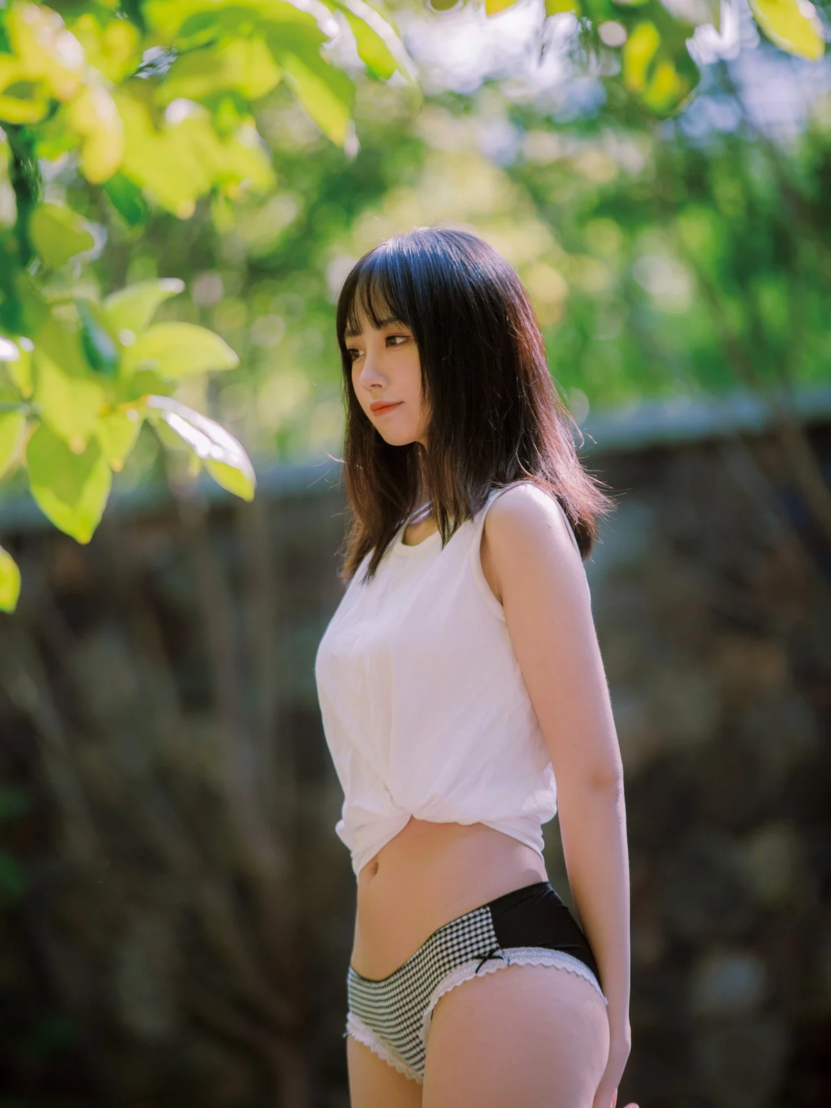 次元少女念雪ww夏日微风主题户外白色背心配性感内裤秀曼妙身姿迷人写真50P