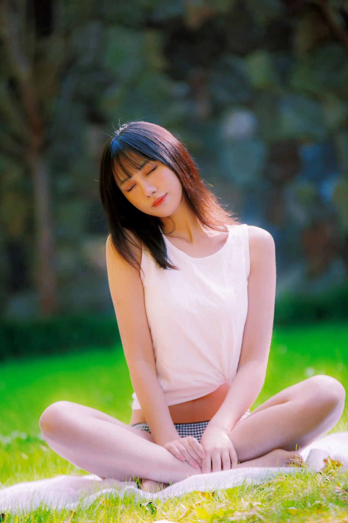 次元少女念雪ww夏日微风主题户外白色背心配性感内裤秀曼妙身姿迷人写真50P