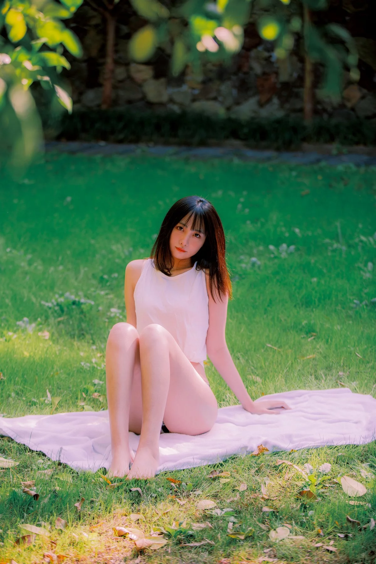 次元少女念雪ww夏日微风主题户外白色背心配性感内裤秀曼妙身姿迷人写真50P