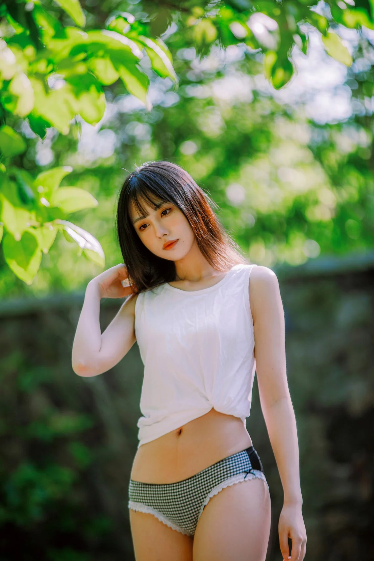 次元少女念雪ww夏日微风主题户外白色背心配性感内裤秀曼妙身姿迷人写真50P