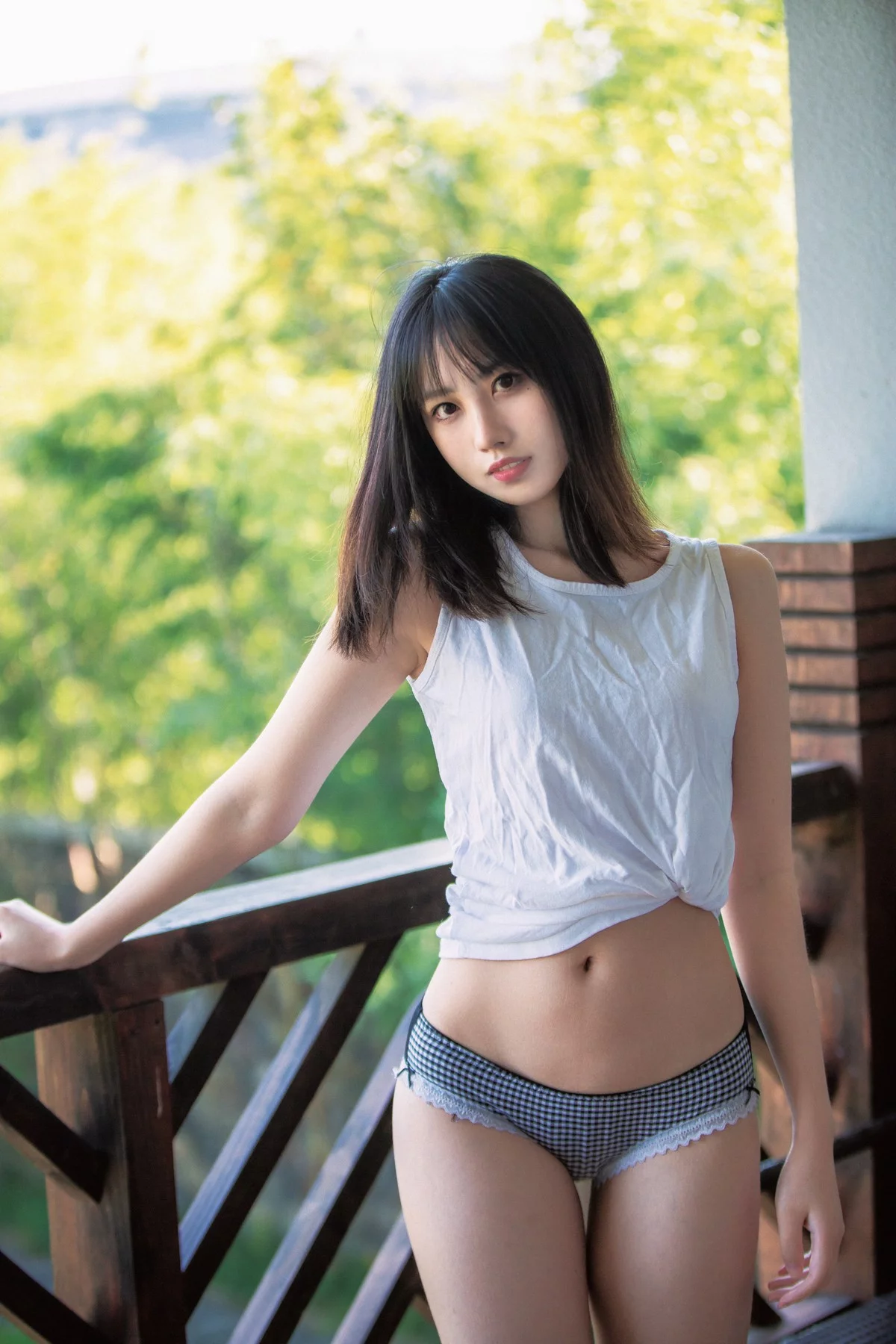 次元少女念雪ww夏日微风主题户外白色背心配性感内裤秀曼妙身姿迷人写真50P