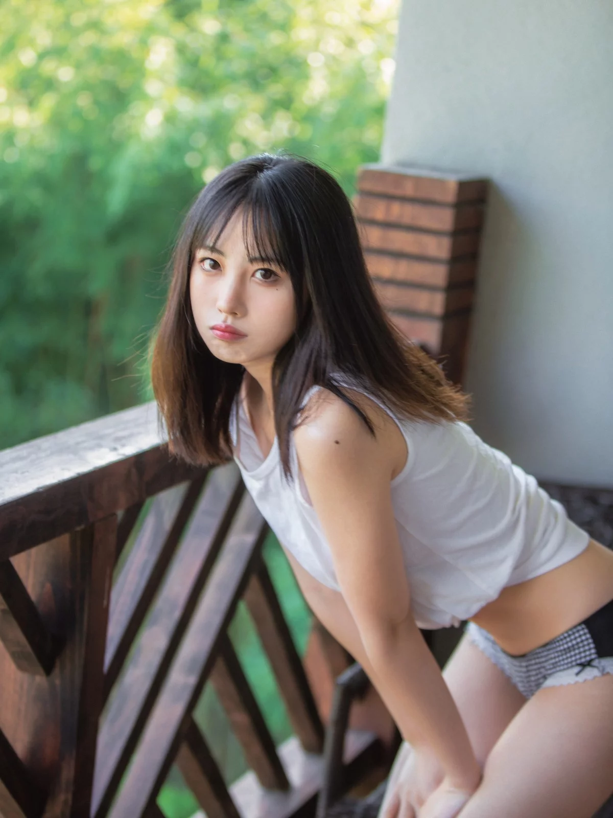 次元少女念雪ww夏日微风主题户外白色背心配性感内裤秀曼妙身姿迷人写真50P