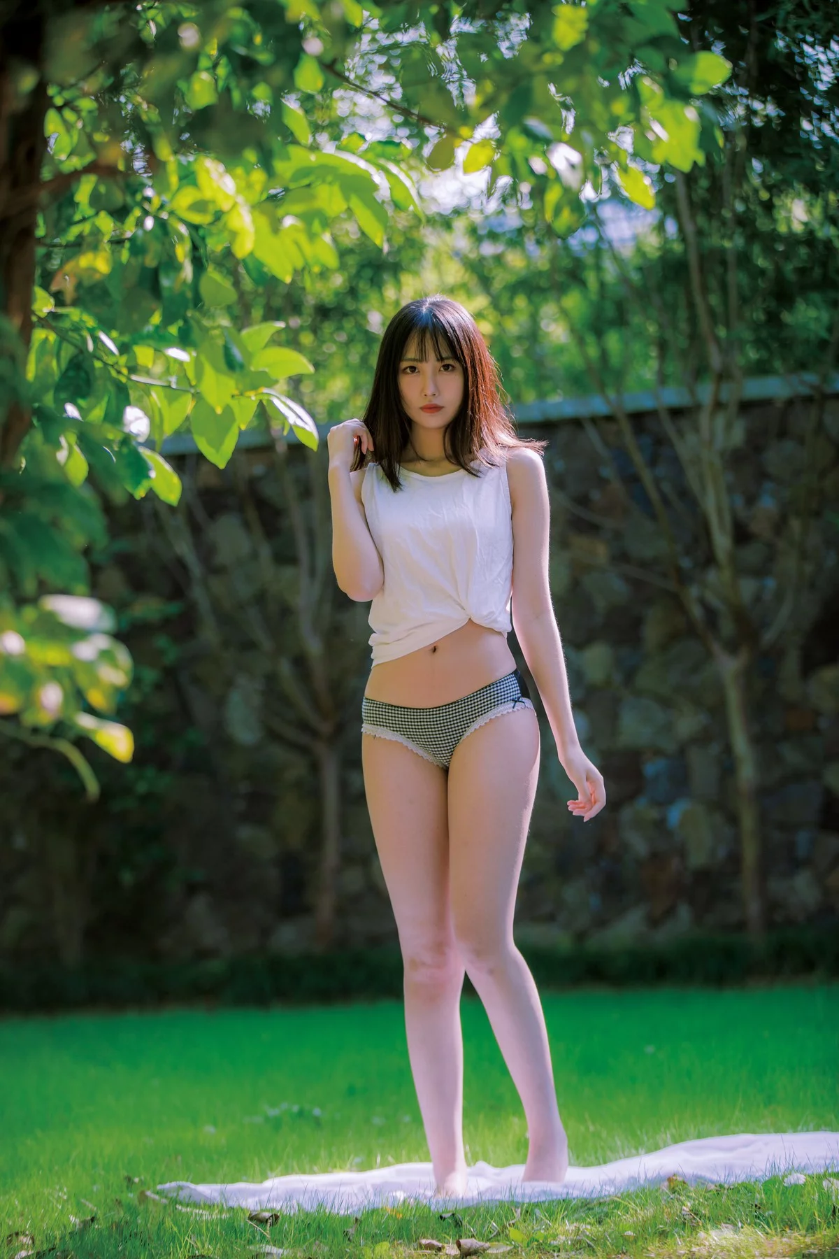 次元少女念雪ww夏日微风主题户外白色背心配性感内裤秀曼妙身姿迷人写真50P