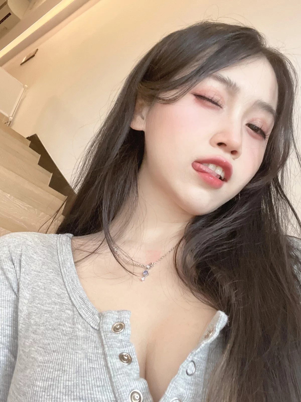 人气Coser不呆猫居家猫猫女友主题灰色连衣短裙配灰色丝袜秀曼妙身姿诱惑写真59P