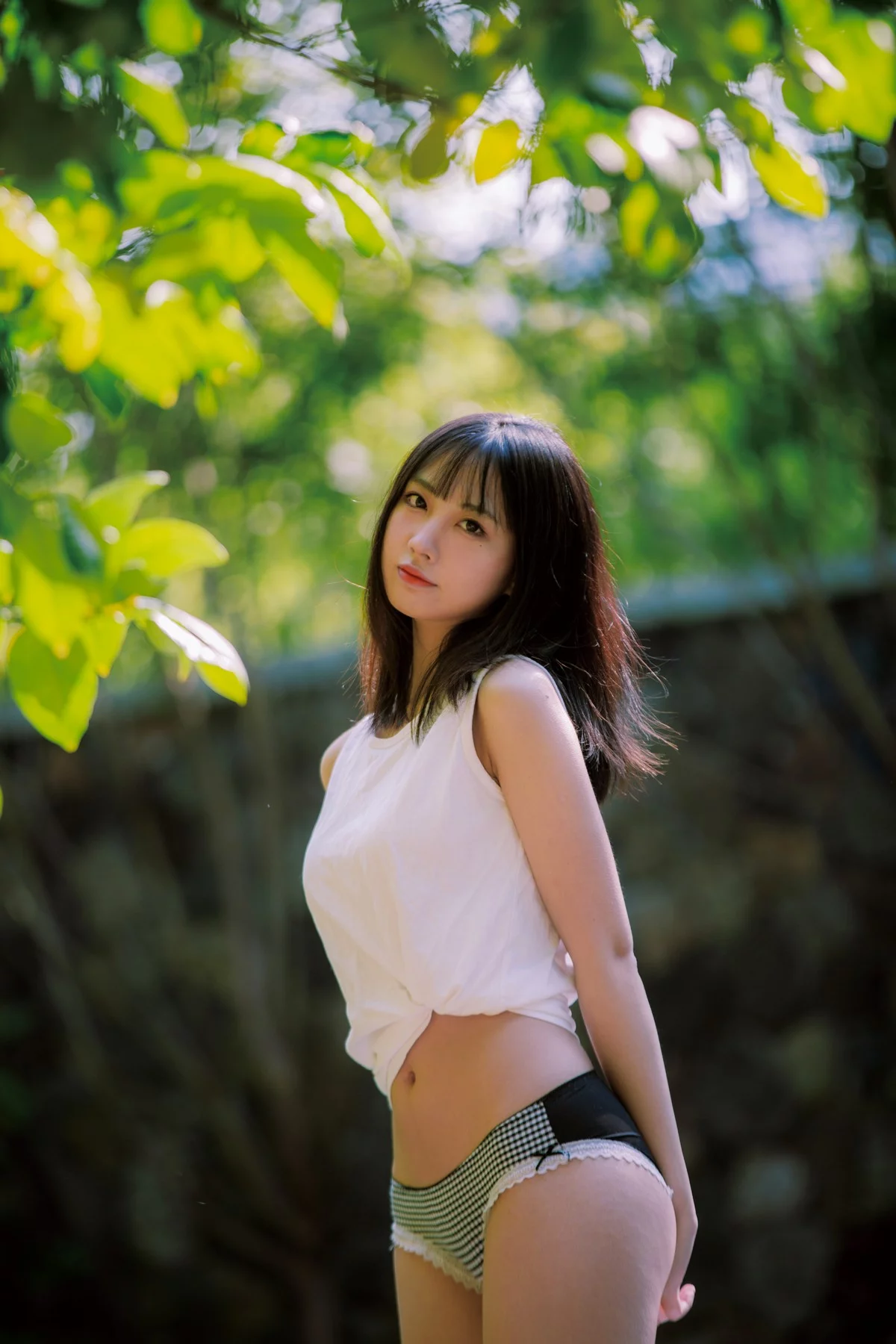 次元少女念雪ww夏日微风主题户外白色背心配性感内裤秀曼妙身姿迷人写真50P