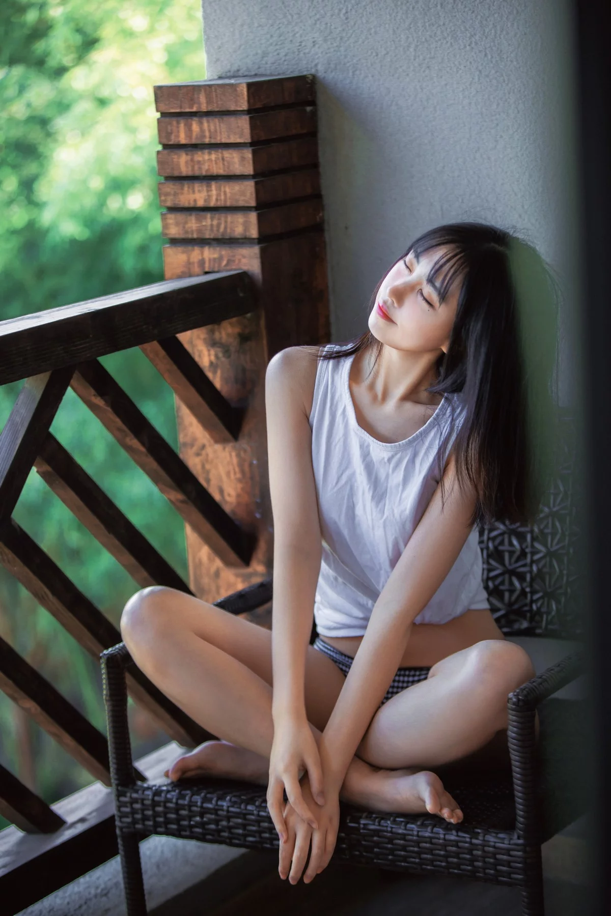 次元少女念雪ww夏日微风主题户外白色背心配性感内裤秀曼妙身姿迷人写真50P