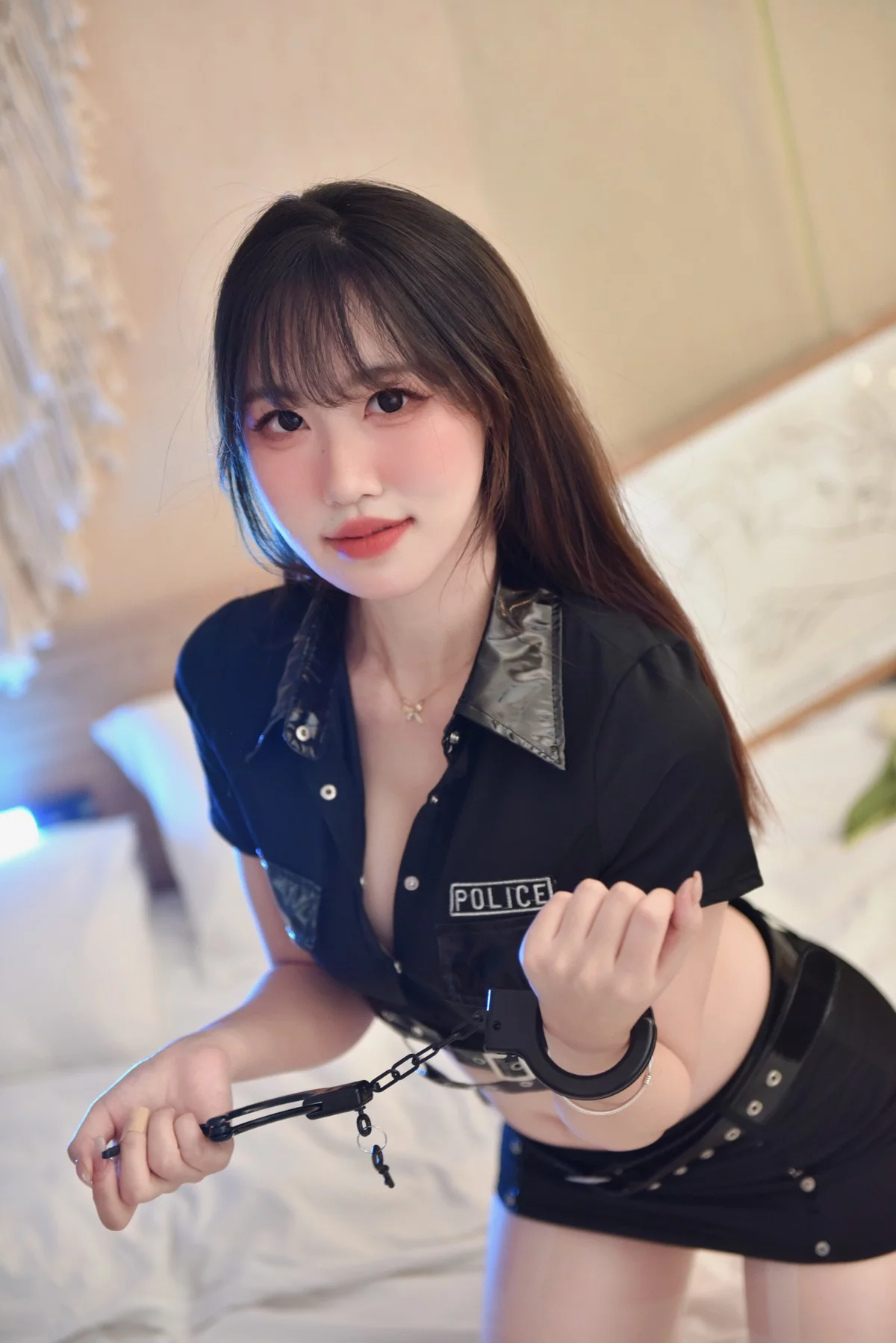 B站主播青稞芋泥陶可爱性感女警主题性感白T配超薄黑丝+女警制服完美诱惑写真58P