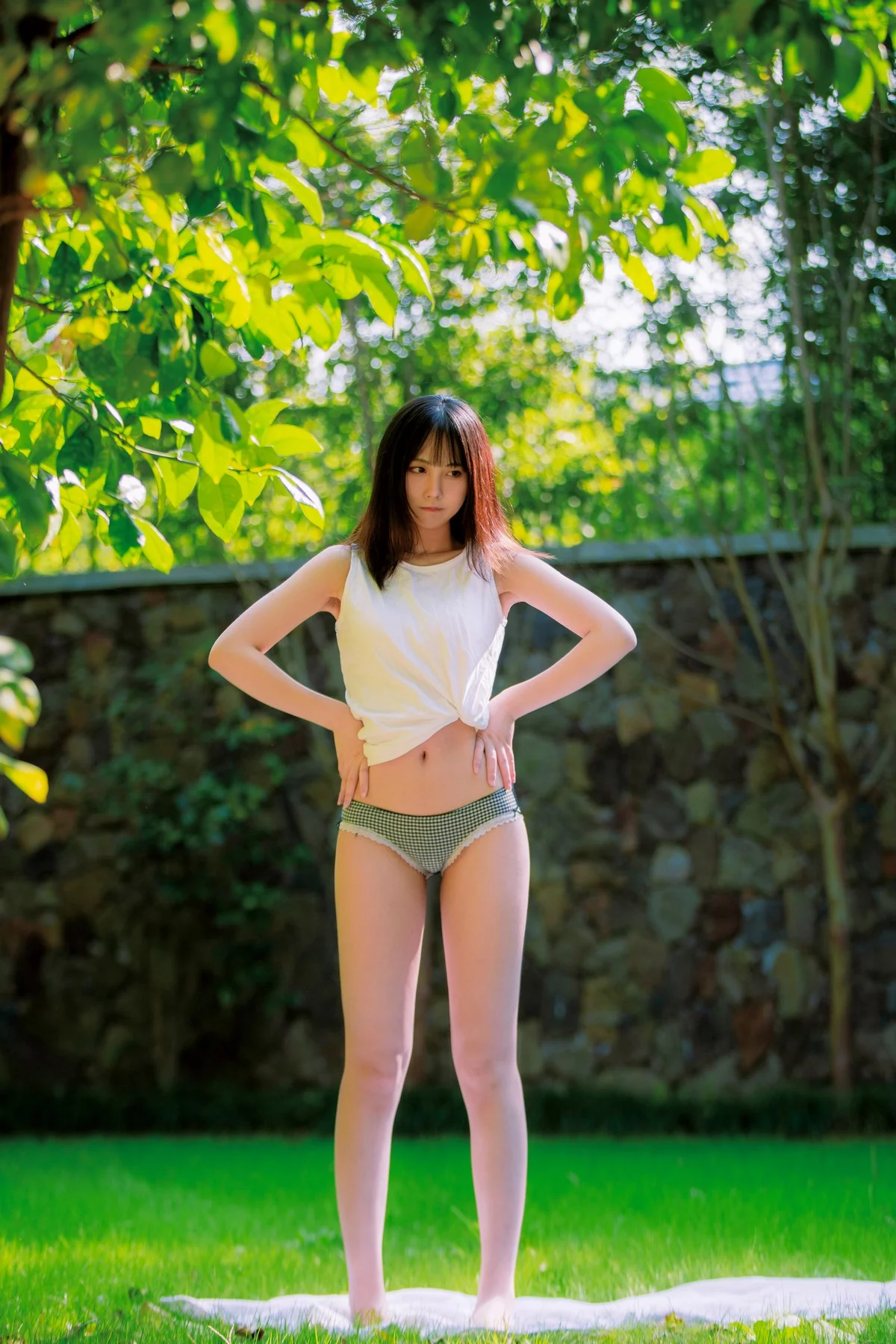 次元少女念雪ww夏日微风主题户外白色背心配性感内裤秀曼妙身姿迷人写真50P