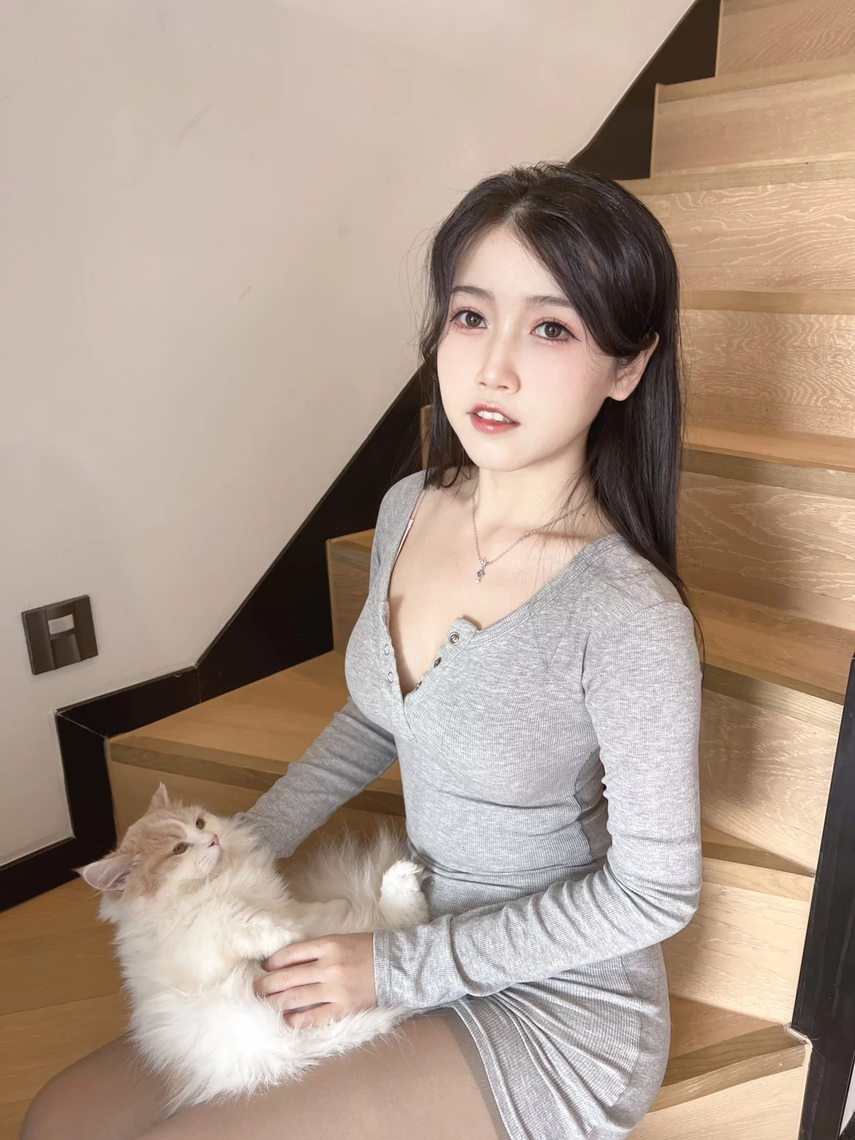 人气Coser不呆猫居家猫猫女友主题灰色连衣短裙配灰色丝袜秀曼妙身姿诱惑写真59P