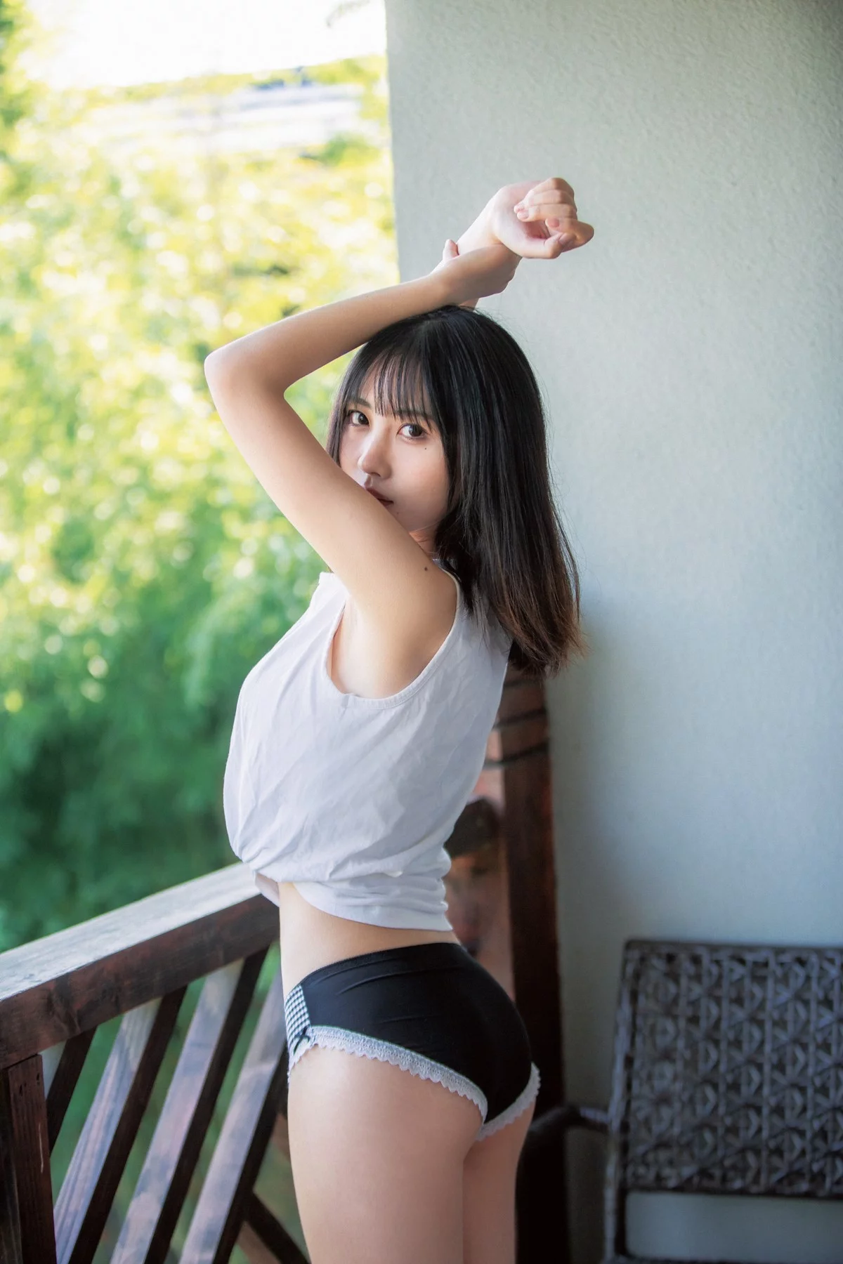 次元少女念雪ww夏日微风主题户外白色背心配性感内裤秀曼妙身姿迷人写真50P