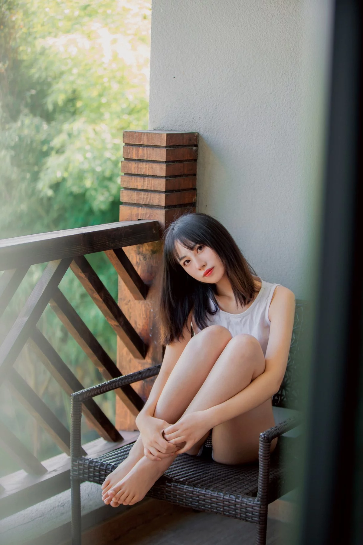次元少女念雪ww夏日微风主题户外白色背心配性感内裤秀曼妙身姿迷人写真50P