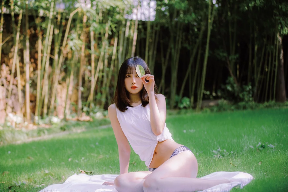 次元少女念雪ww夏日微风主题户外白色背心配性感内裤秀曼妙身姿迷人写真50P