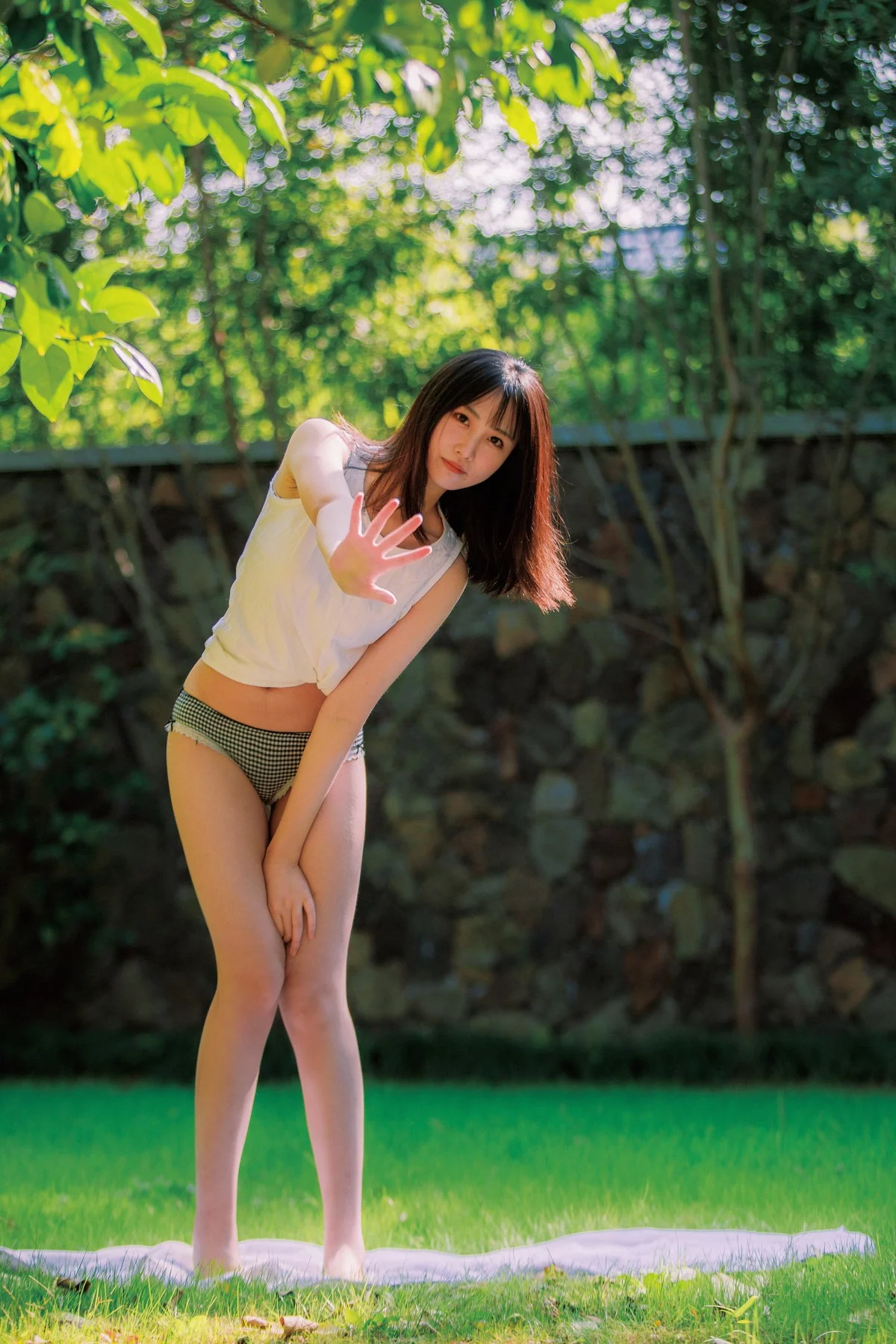 次元少女念雪ww夏日微风主题户外白色背心配性感内裤秀曼妙身姿迷人写真50P